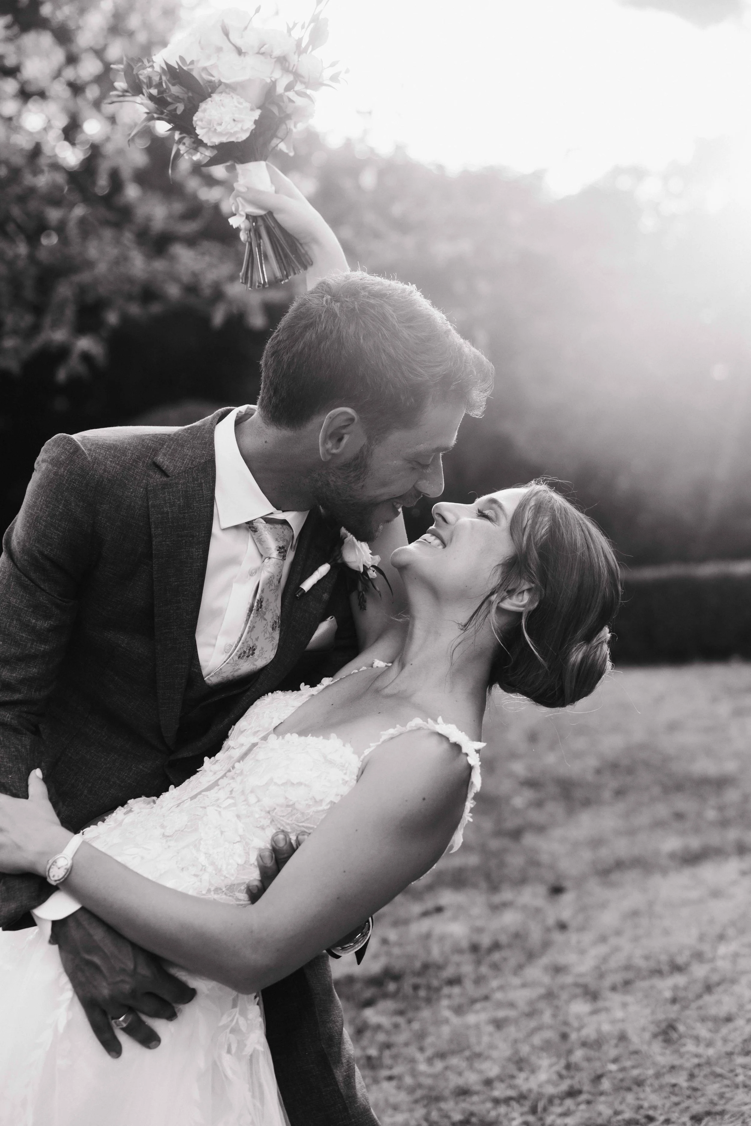 couple-marie-dip-exterieur-lumiere-naturelle-robe-dentelle-jeremy-talens-photographe-mariage-lyon