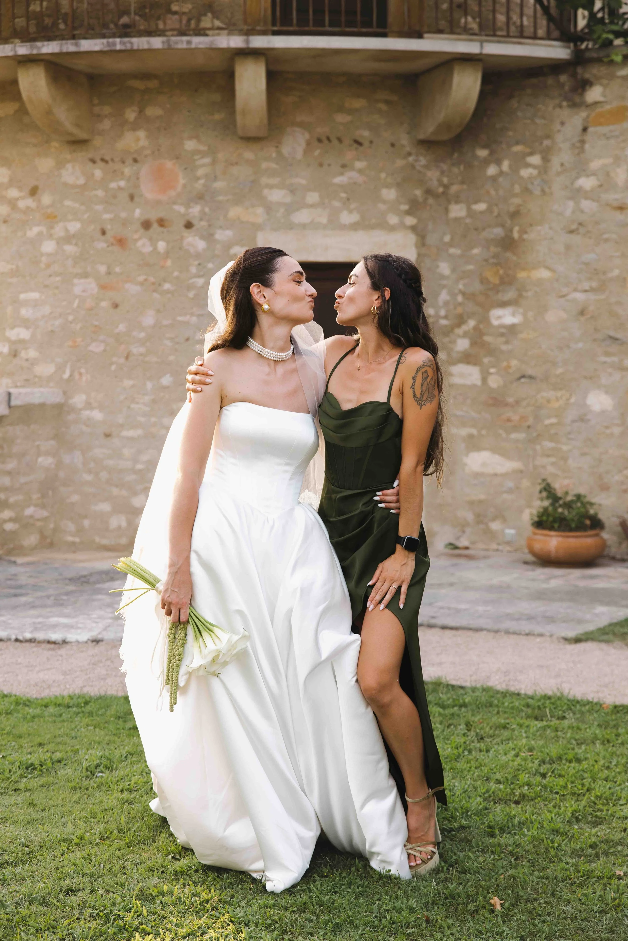 Mariage au chateau de Saint Bernard, mariage beaujolais, photographe mariage lyon, cocktail et bouquet de la mariée.
