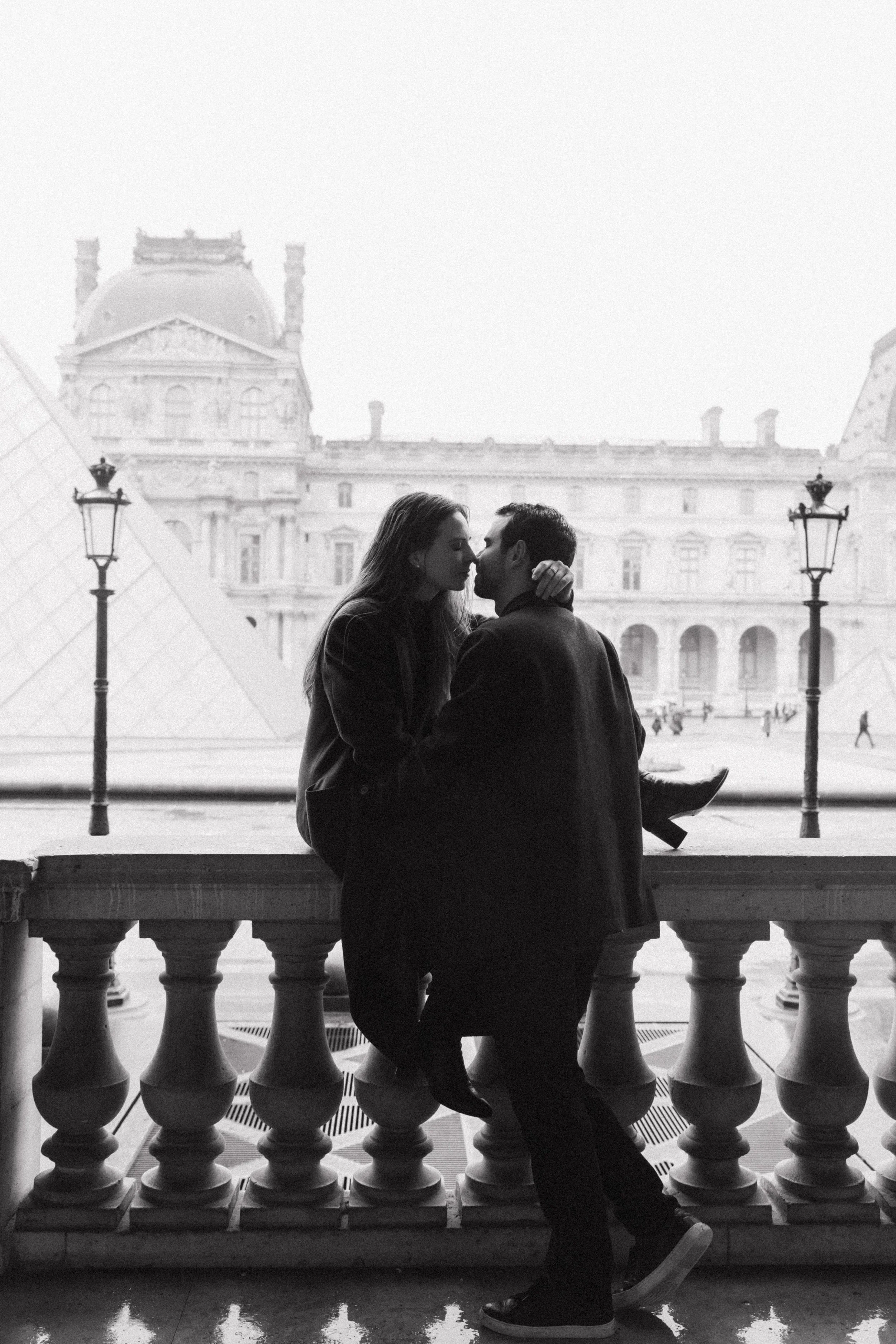 session-couple-photographe-mariage-jeremy-talens-louvre-paris