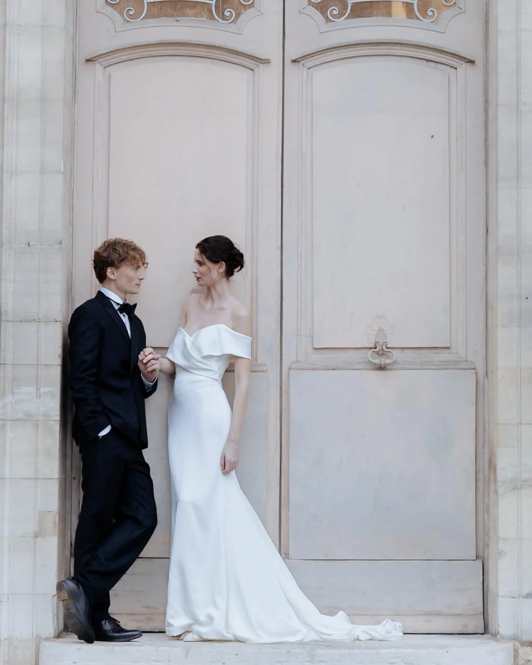 session-engagement-paris-fiancailles-bague-robe-louvre-monument-historique-jeremy-talens-photographe-mariage