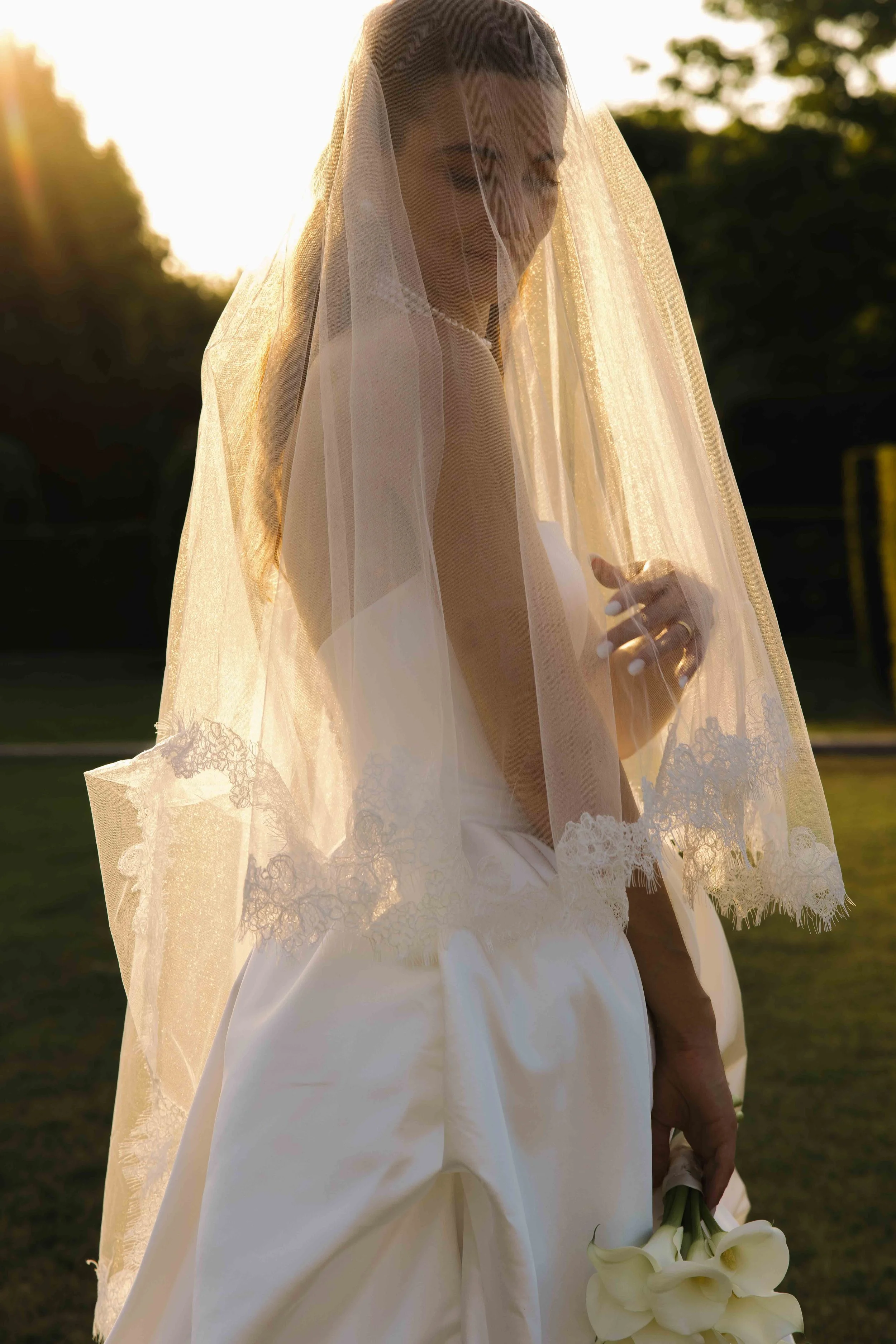 Mariage au chateau de Saint Bernard, mariage beaujolais, photographe mariage lyon, session couple, golden hour, editorial session