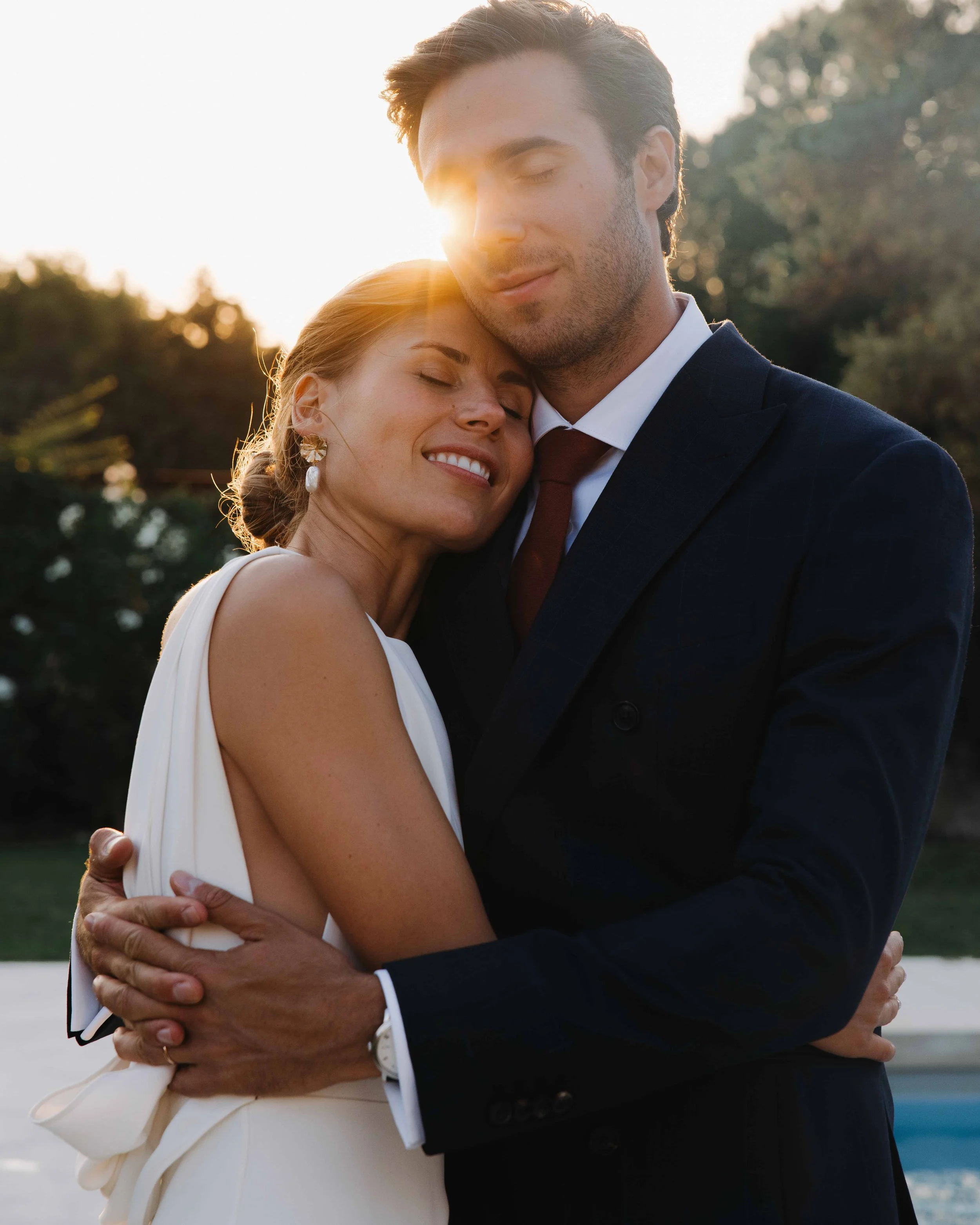 couple-marie-etreinte-tendre-golden-hour-exterieur-jeremy-talens-photographe-mariage-lyon
