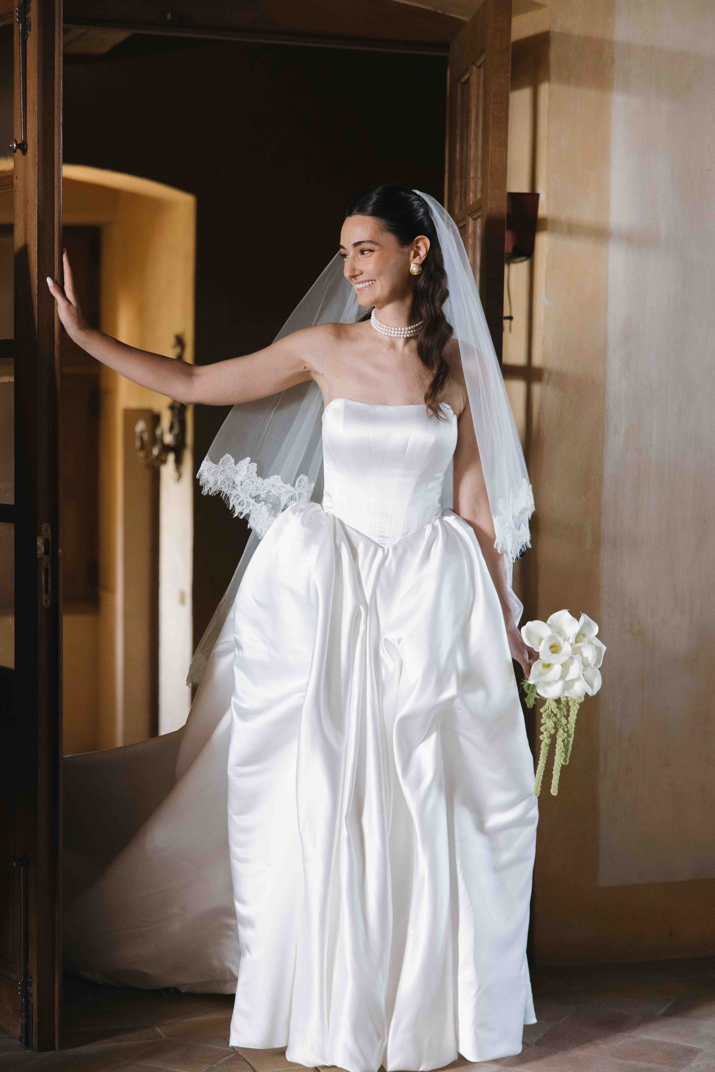 Mariage au chateau de Saint Bernard, mariage beaujolais, photographe mariage lyon, préparatifs de la mariée, robe de la mariée.