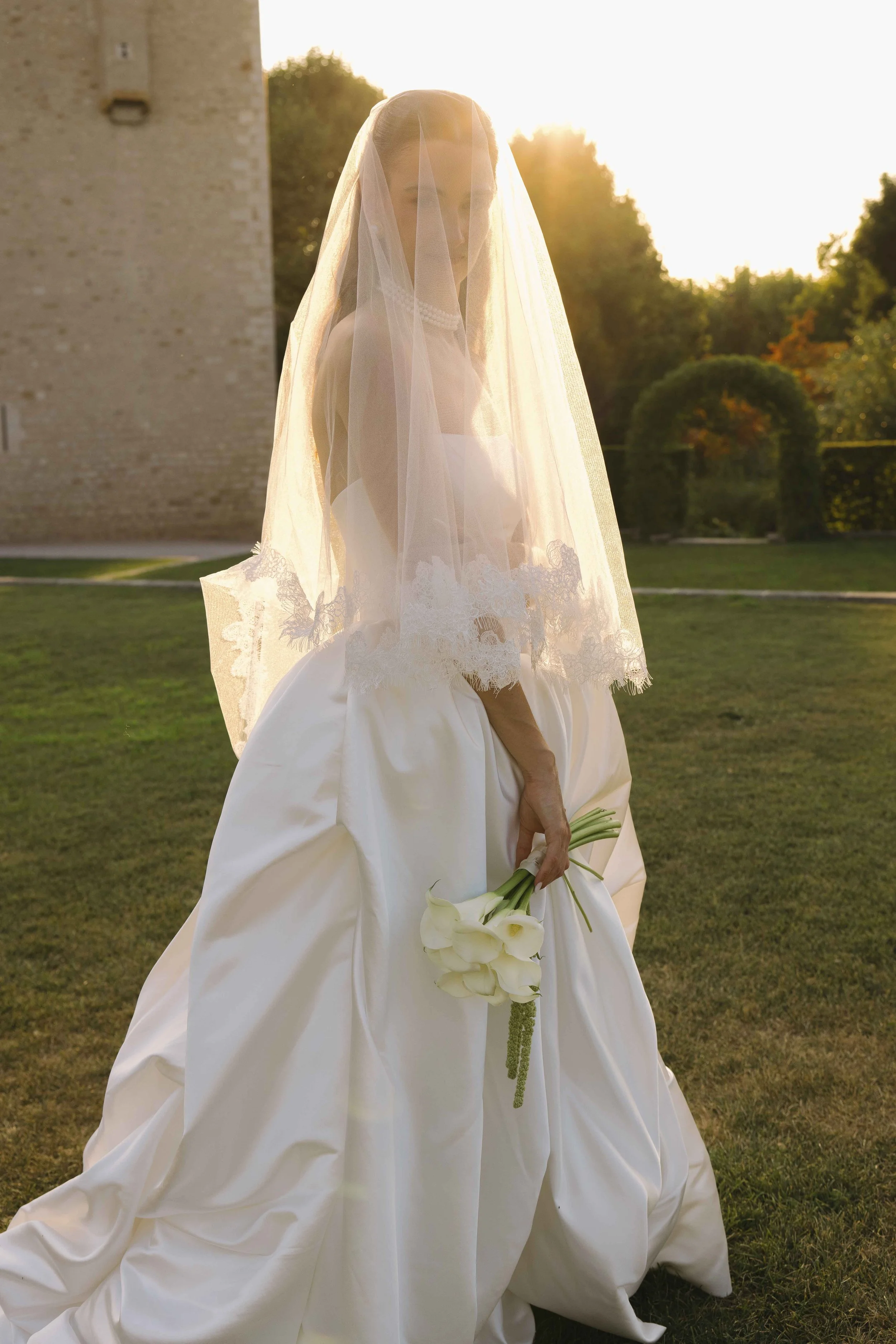 Mariage au chateau de Saint Bernard, mariage beaujolais, photographe mariage lyon, session couple, golden hour, editorial session