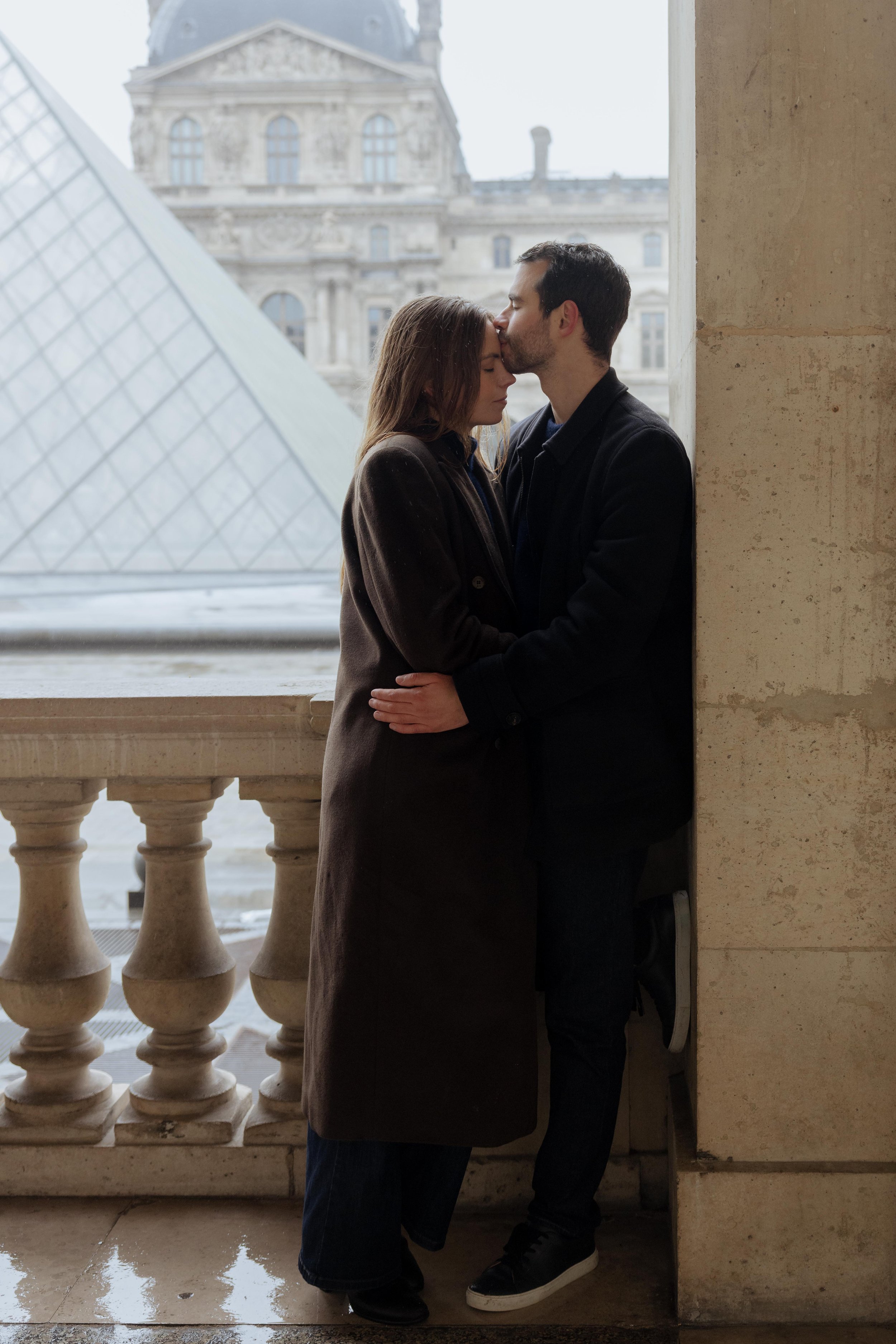 session-couple-paris-louvre-photographe-mariage-jeremy-talens-quai-seine