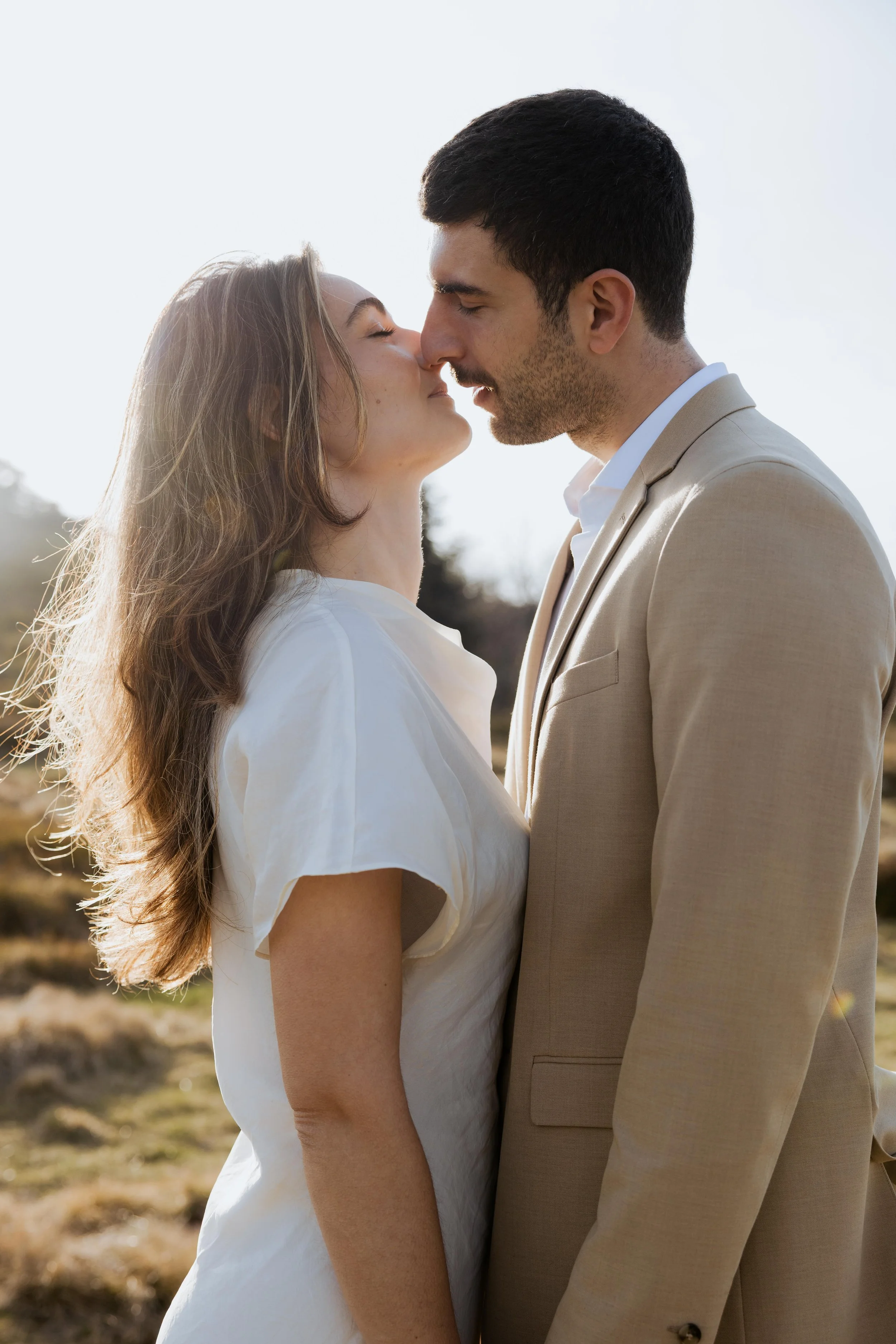 session-engagement-beaujolais-coucher-de-soleil-couple-fiancailles-bague-jeremy-talens