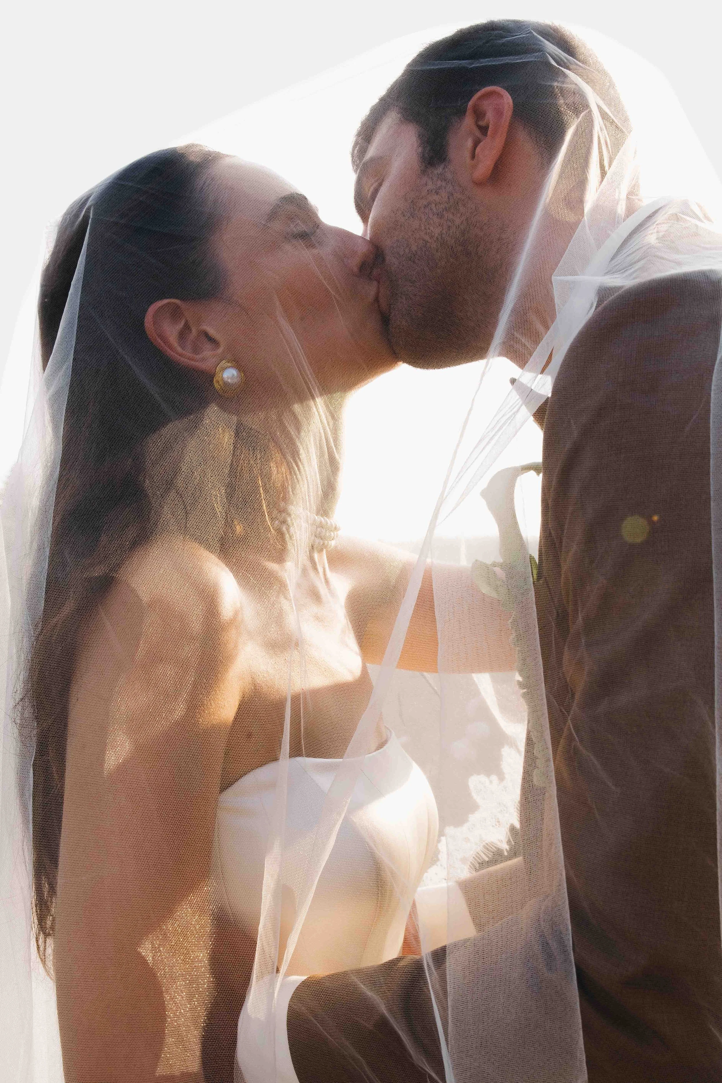 Mariage au chateau de Saint Bernard, mariage beaujolais, photographe mariage lyon, session couple, golden hour 