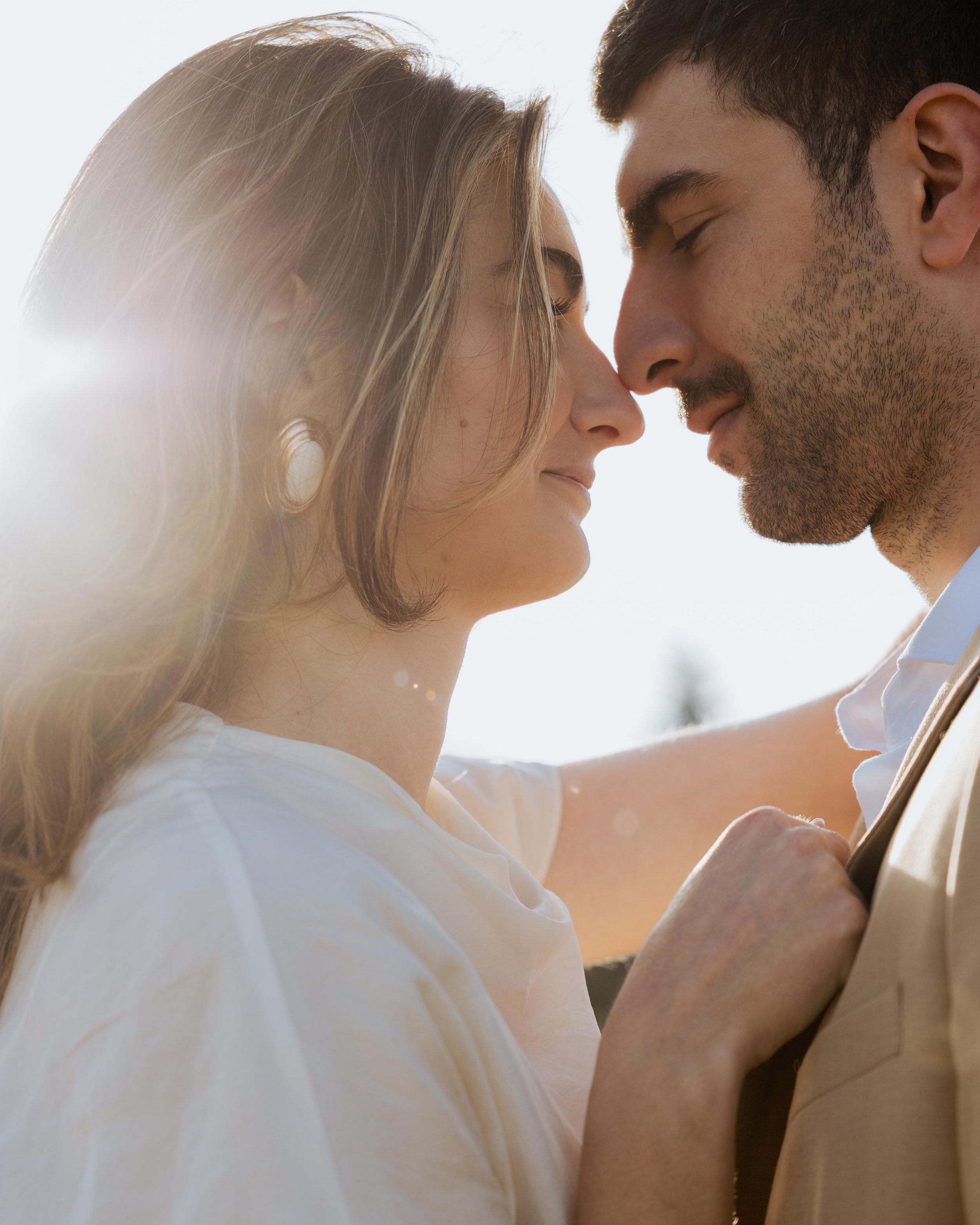 session-engagement-beaujolais-coucher-de-soleil-couple-fiancailles-bague-jeremy-talens