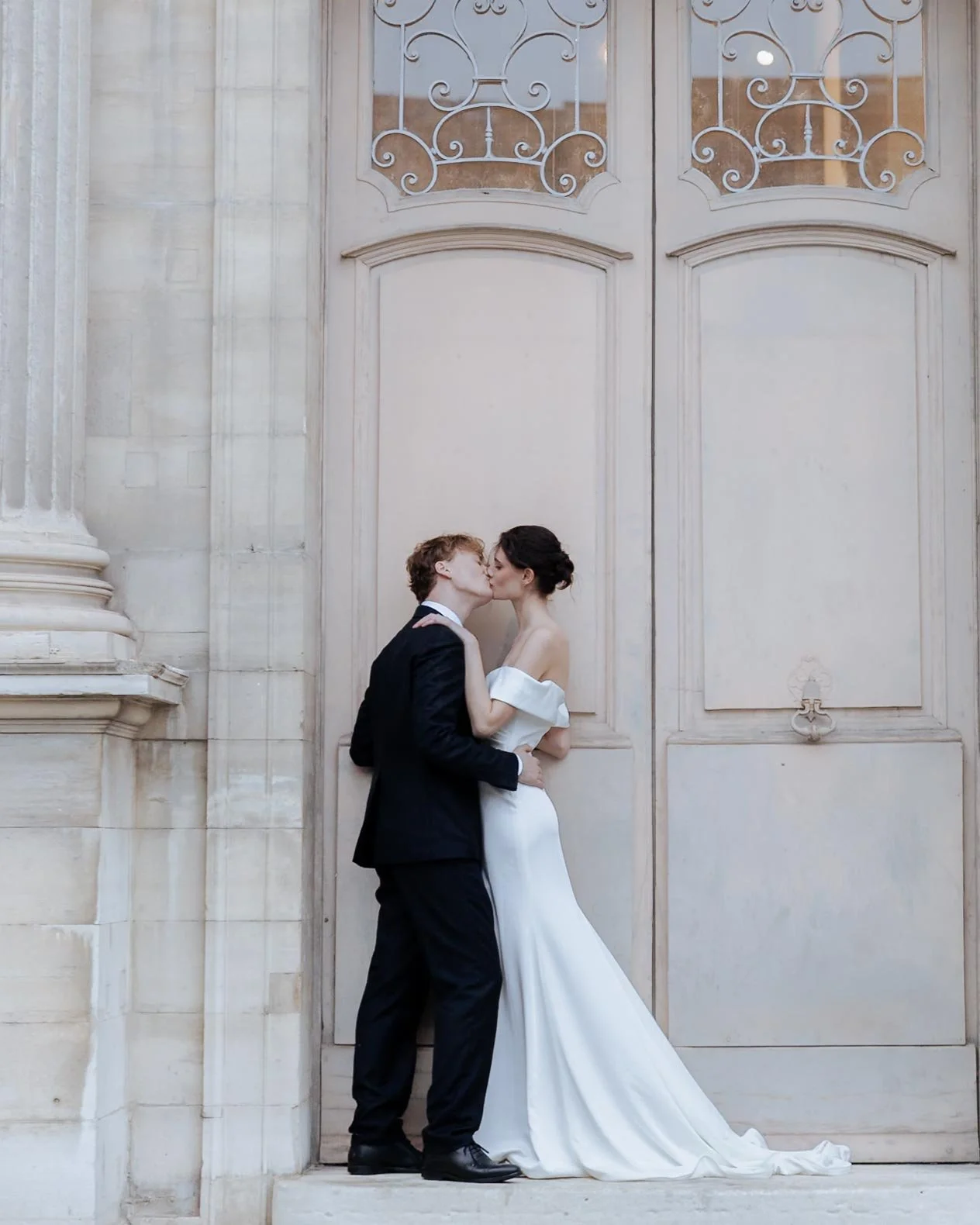session-engagement-paris-fiancailles-bague-robe-louvre-monument-historique-jeremy-talens-photographe-mariage