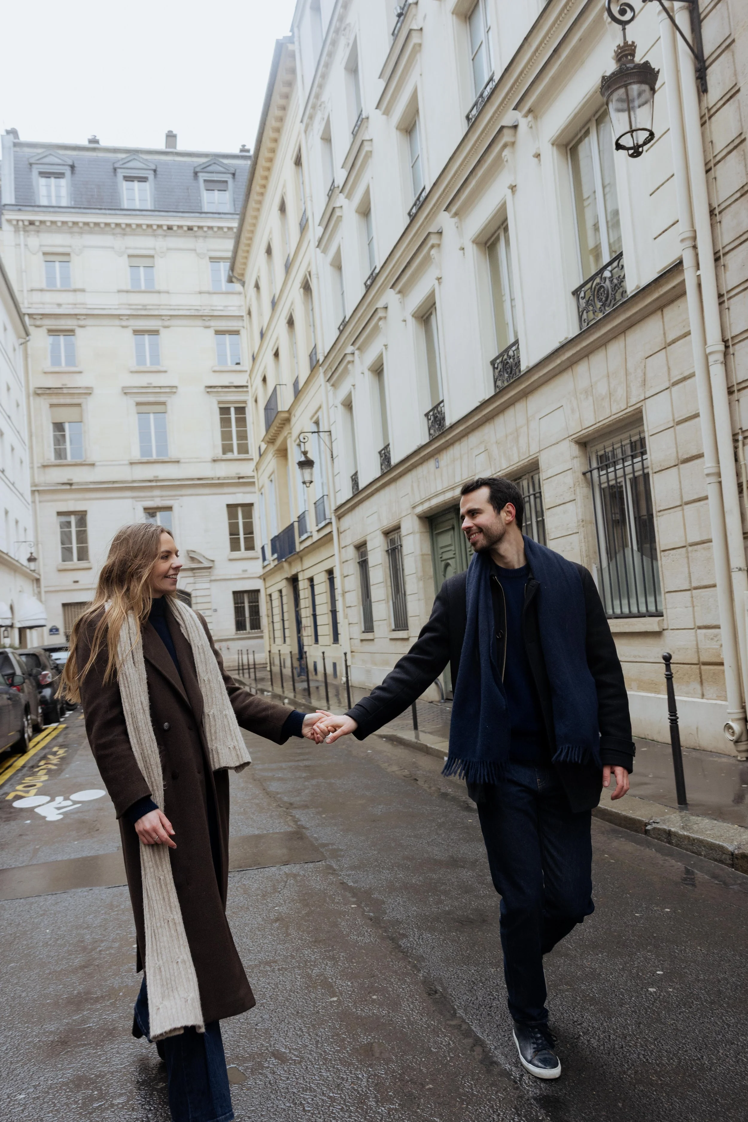 session-couple-paris-louvre-photographe-mariage-jeremy-talens-quai-seine