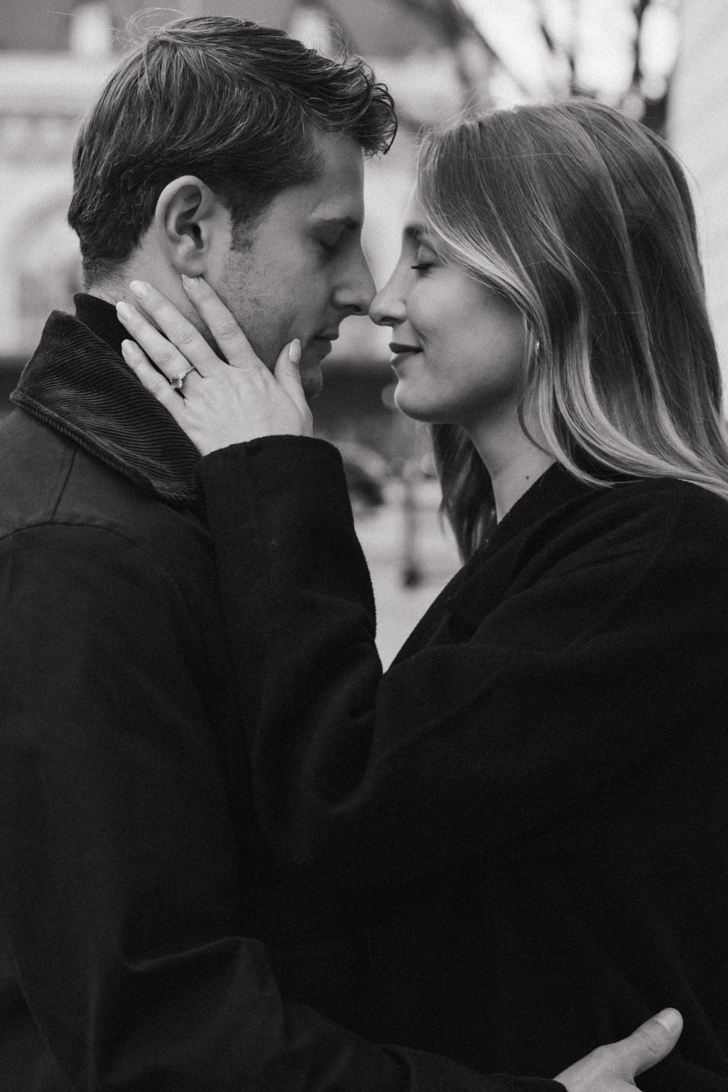 session-engagement-lyon-centre-couple-bague-fiancaillles-jeremy-talens-lyon-6
