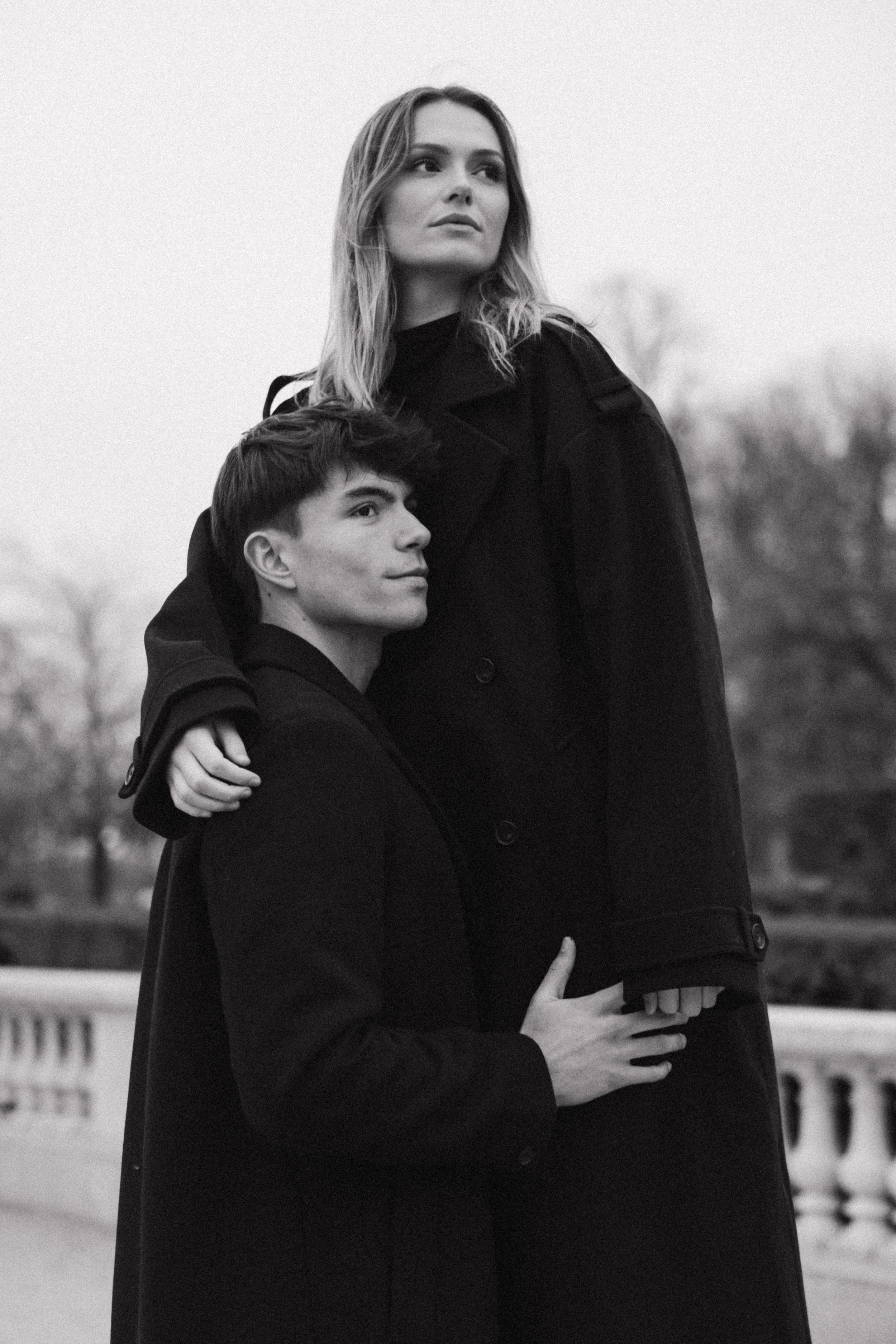 session-couple-paris-louvre-photographe-mariage-jeremy-talens-quai-seine