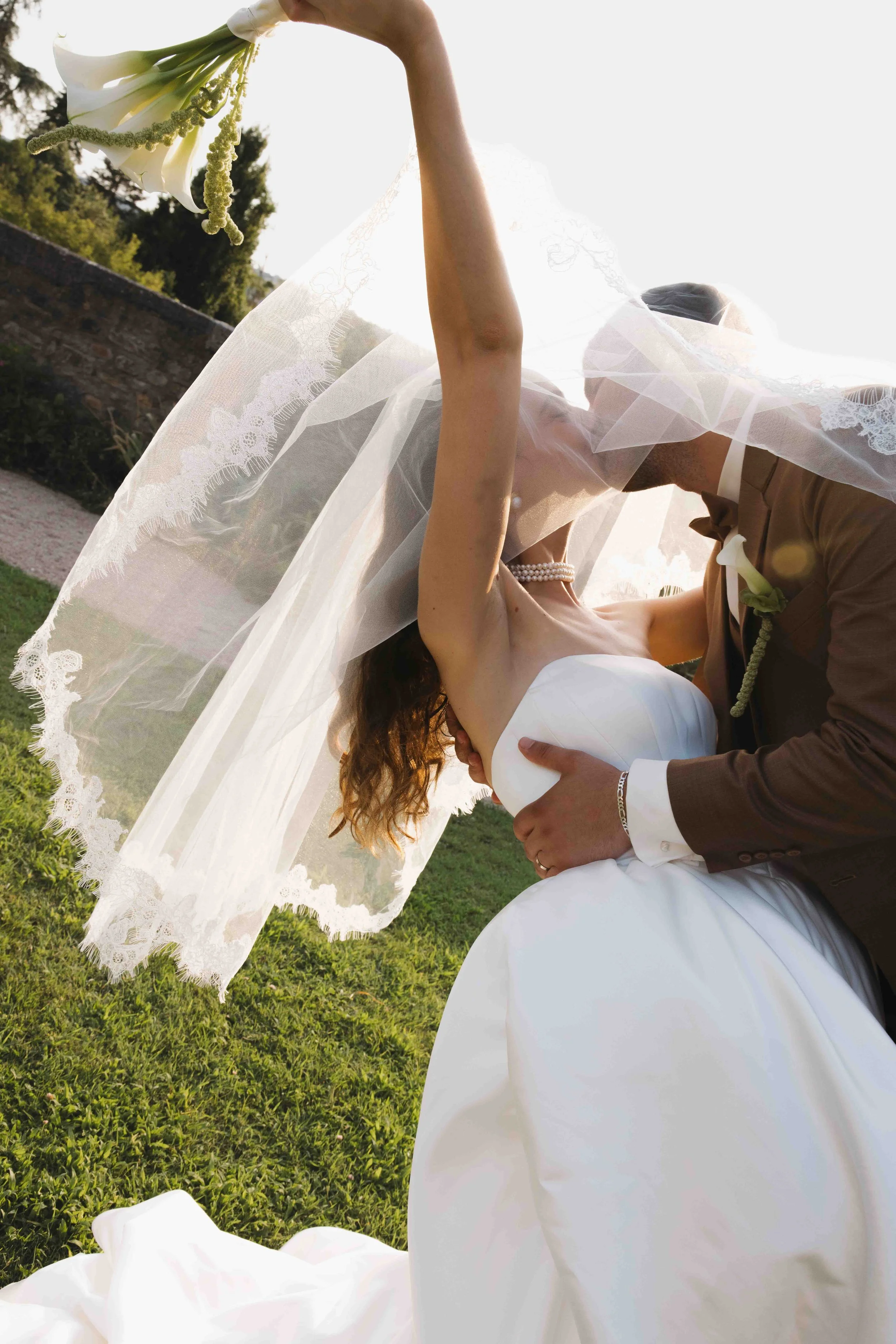 Mariage au château de Saint Bernard, mariés avec bouquet durant une session couple dans le beaujolais.