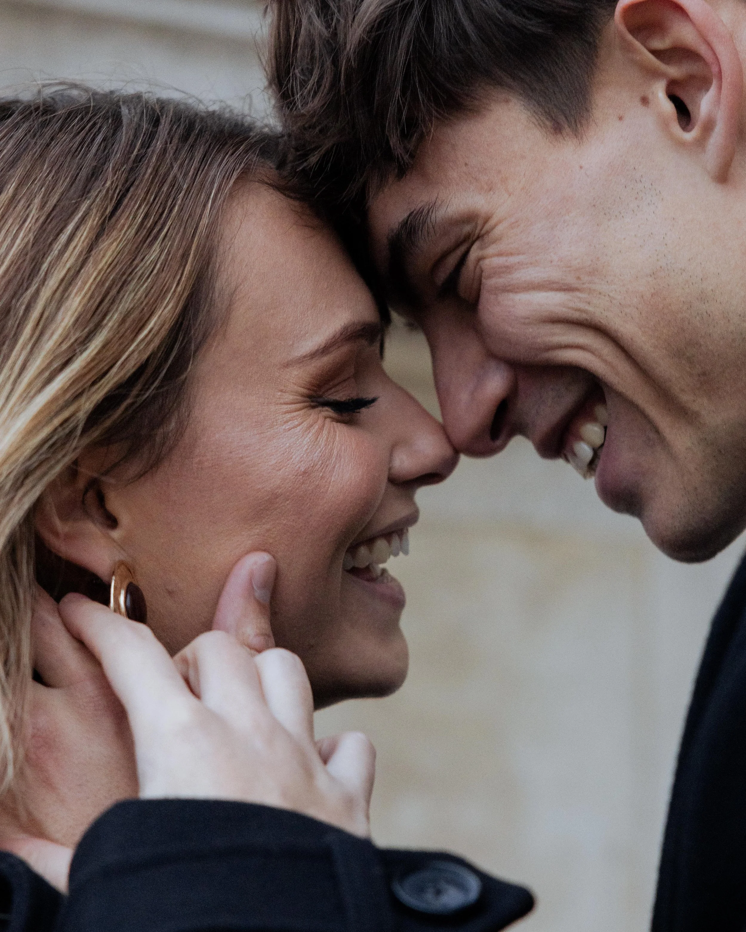 session-couple-paris-louvre-photographe-mariage-jeremy-talens-quai-seine