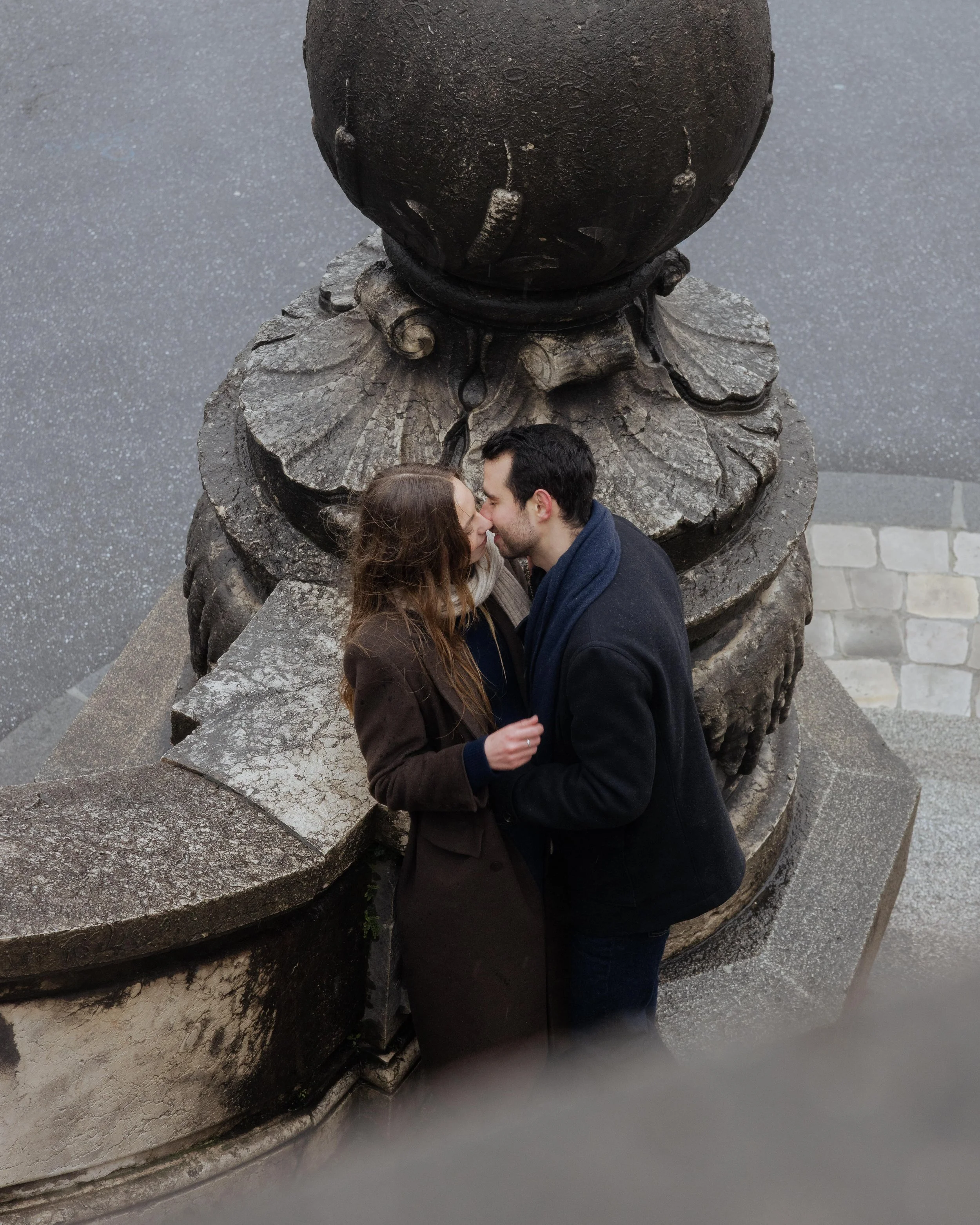 session-couple-paris-louvre-photographe-mariage-jeremy-talens-quai-seine
