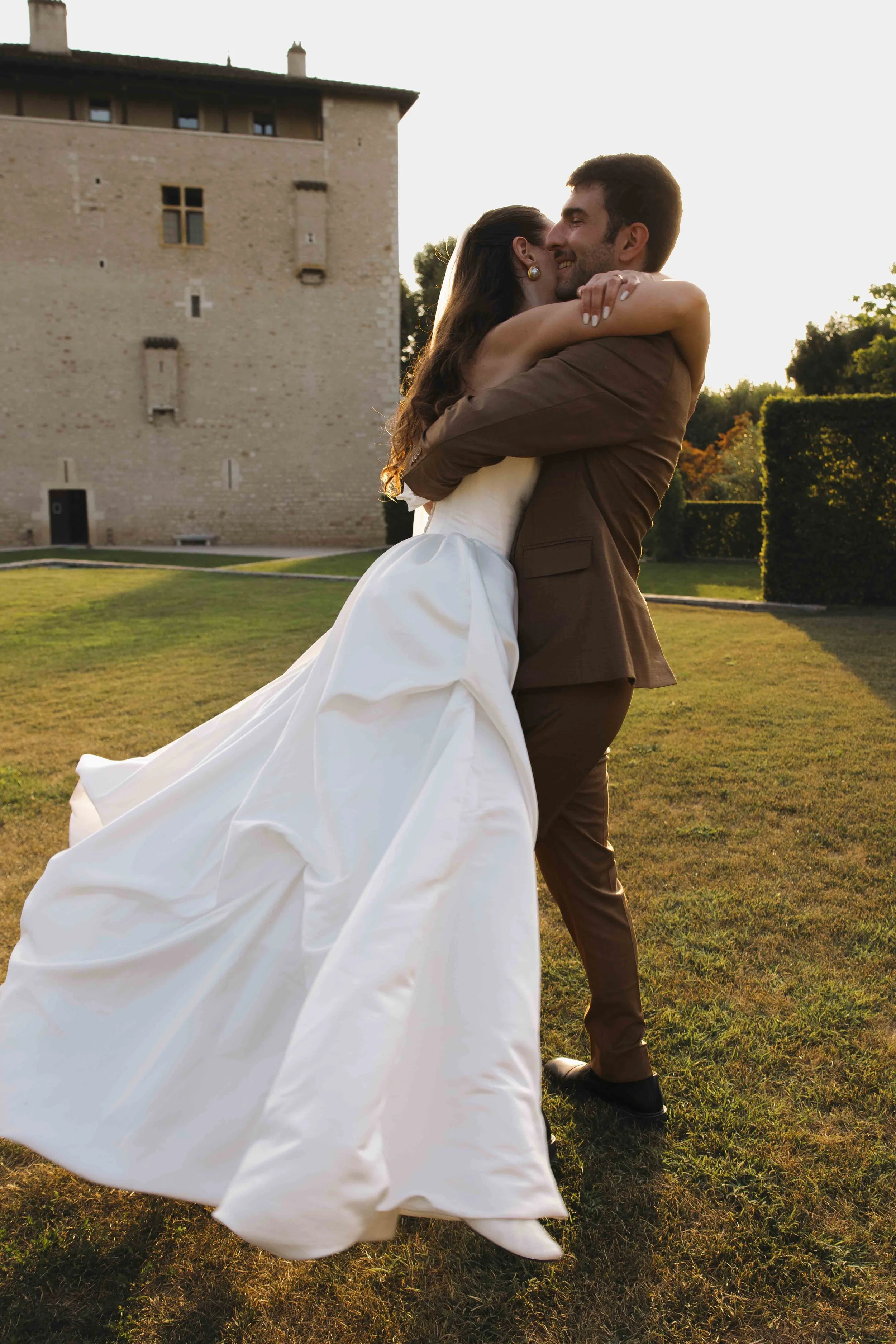 Mariage au chateau de Saint Bernard, mariage beaujolais, photographe mariage lyon, session couple, golden hour 
