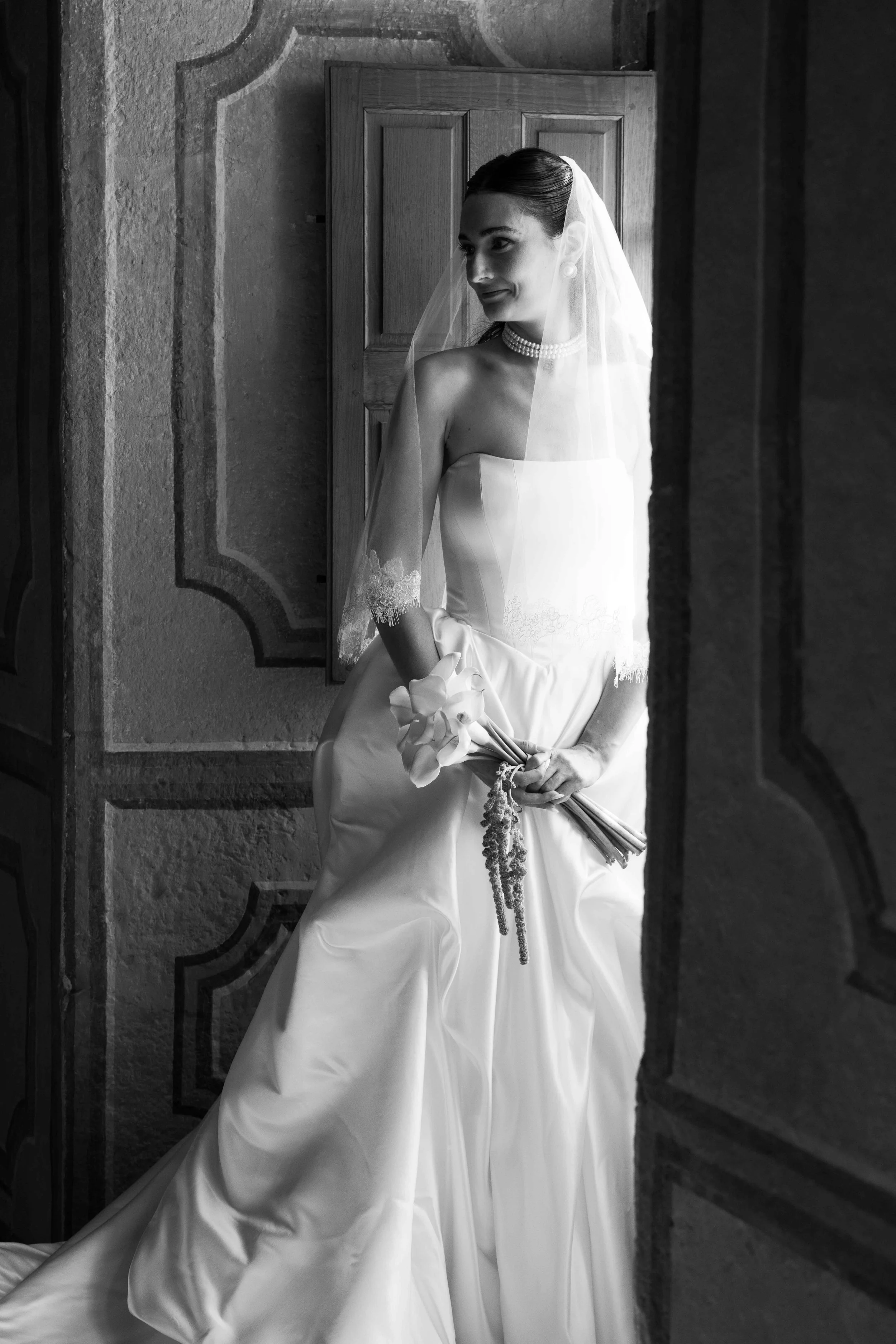 Mariage au chateau de Saint Bernard, mariage beaujolais, photographe mariage lyon, préparatifs de la mariée, robe de la mariée.