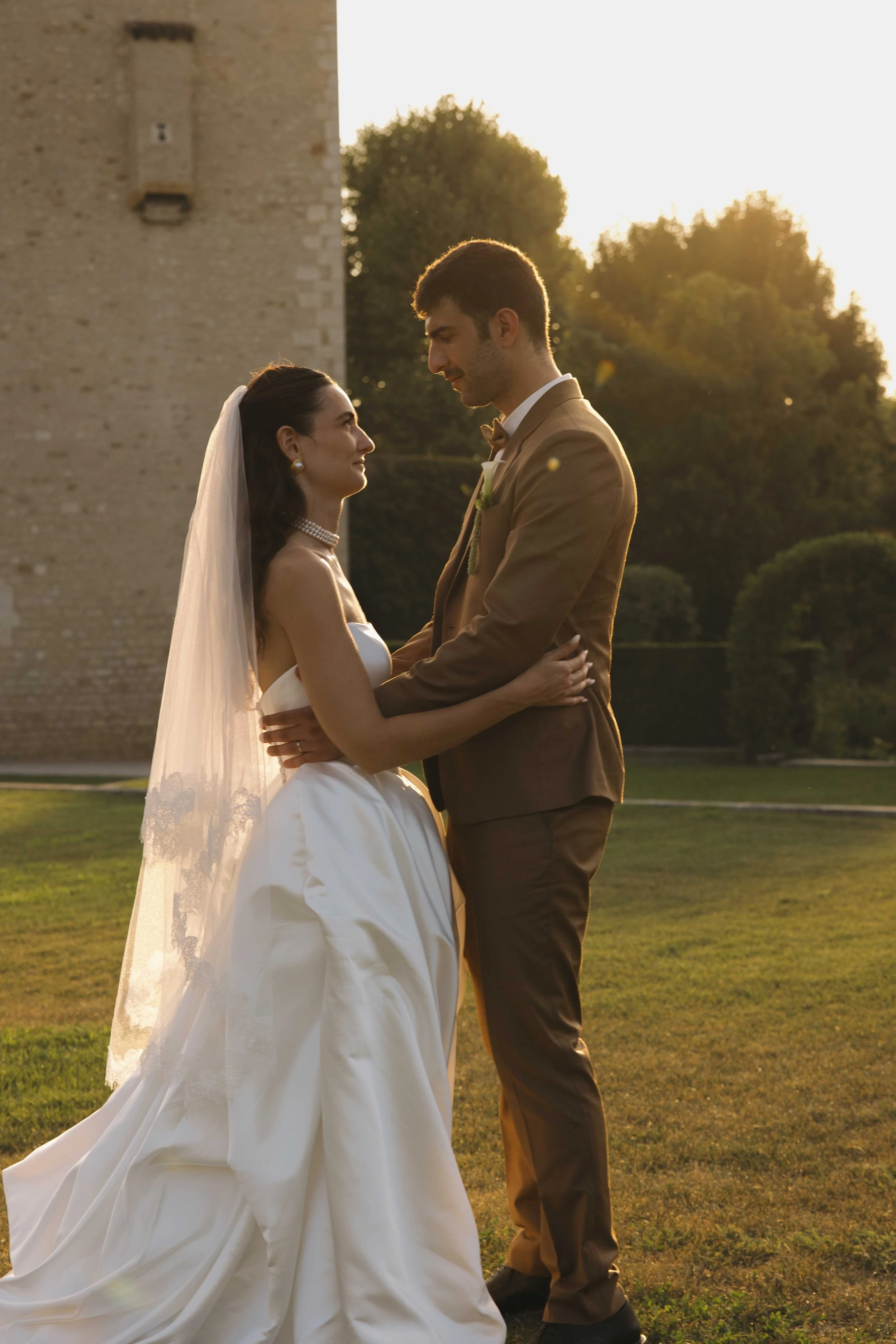 Mariage au chateau de Saint Bernard, mariage beaujolais, photographe mariage lyon, session couple, golden hour 