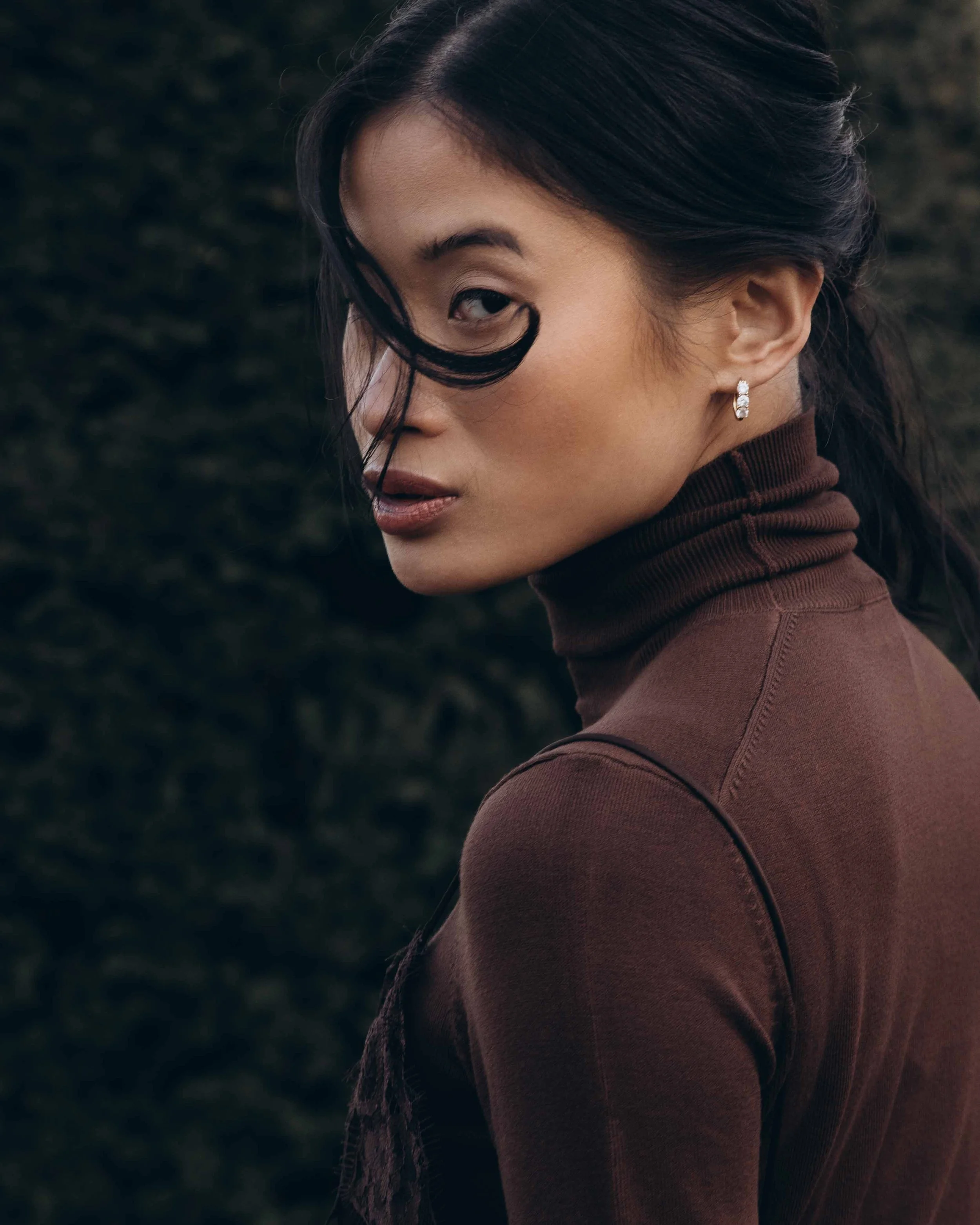 portrait-editorial-femme-exterieur-lumiere-naturelle-jeremy-talens-photographe-mode-lyon