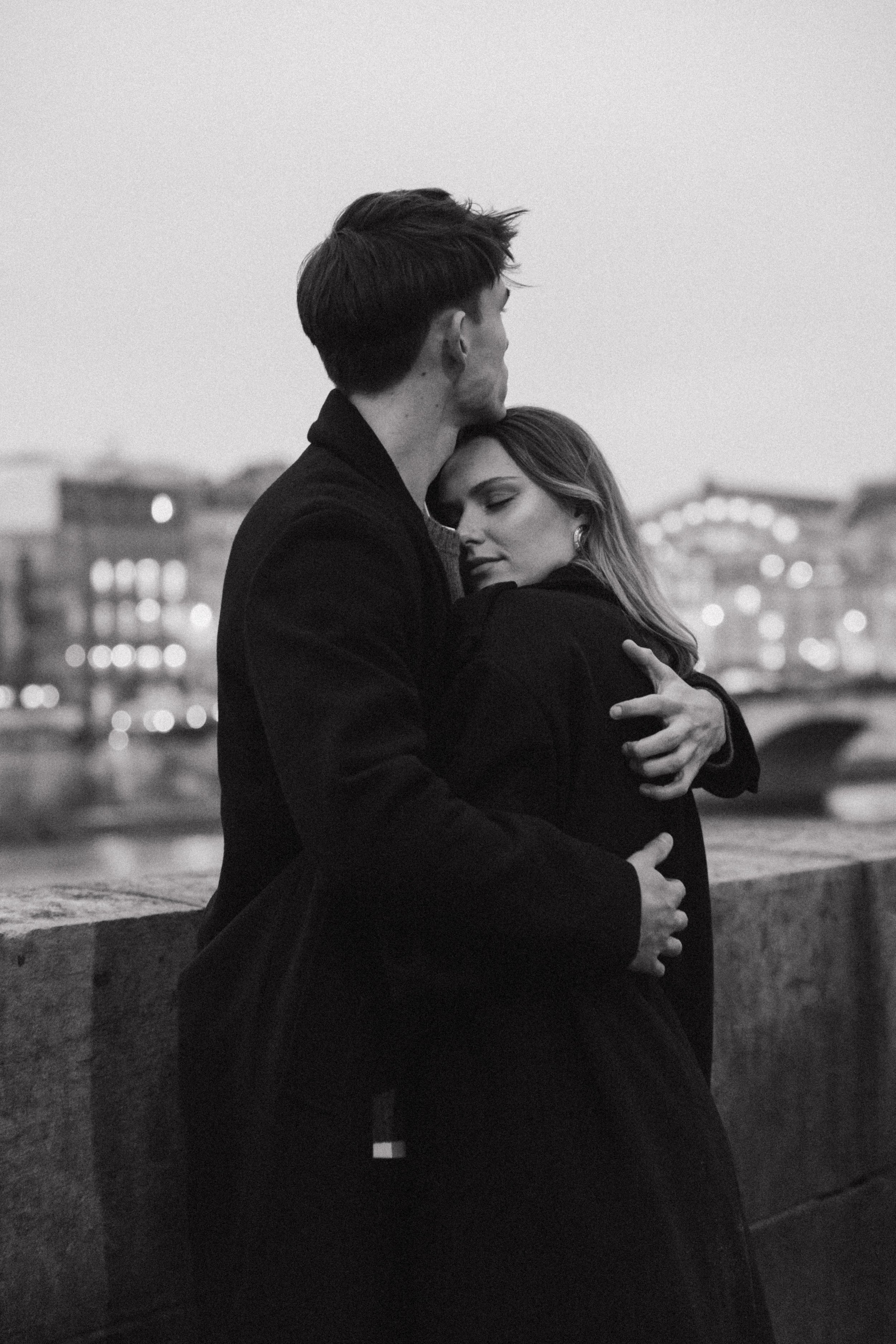 session-couple-paris-louvre-photographe-mariage-jeremy-talens-quai-seine