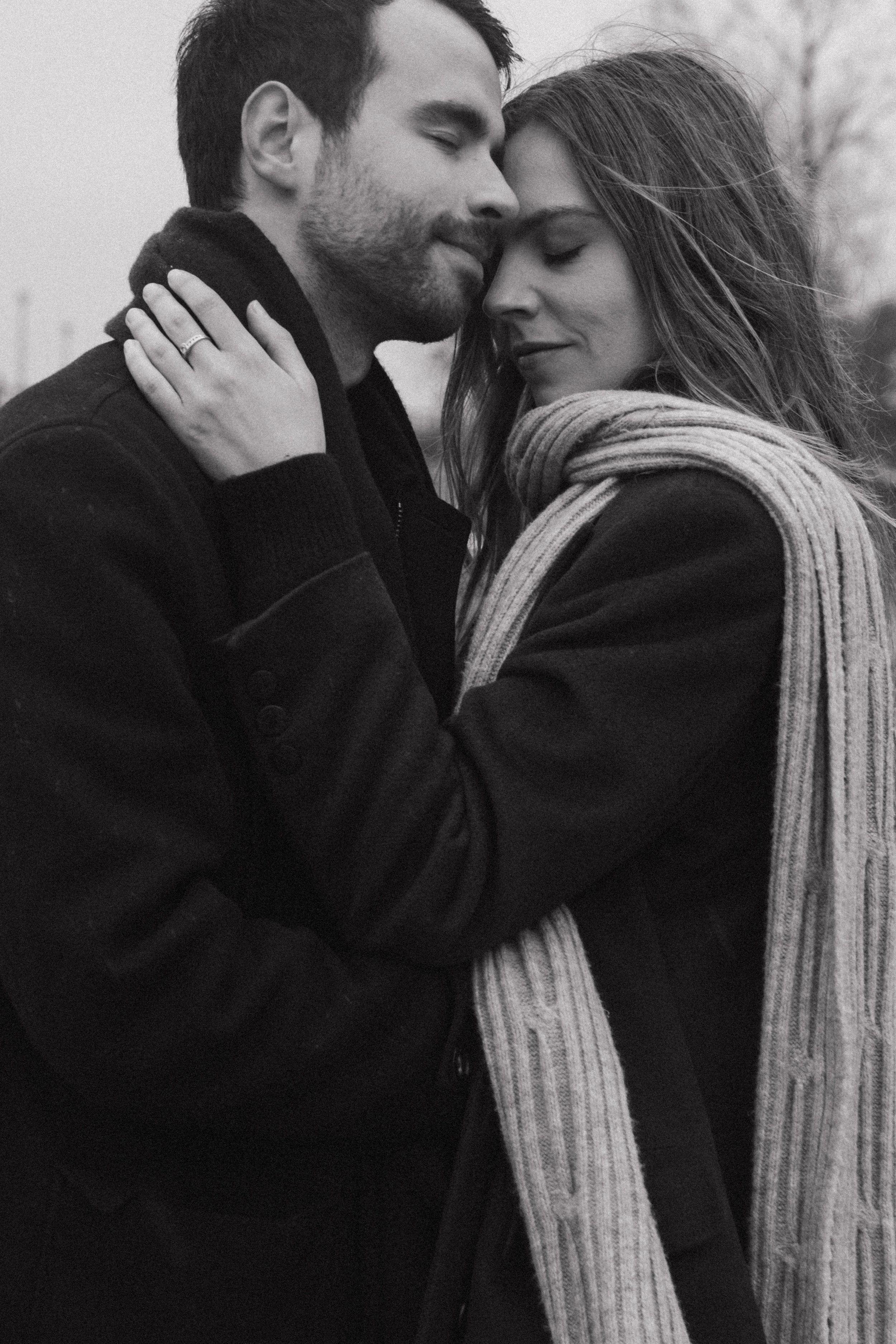 session-couple-paris-louvre-photographe-mariage-jeremy-talens-quai-seine