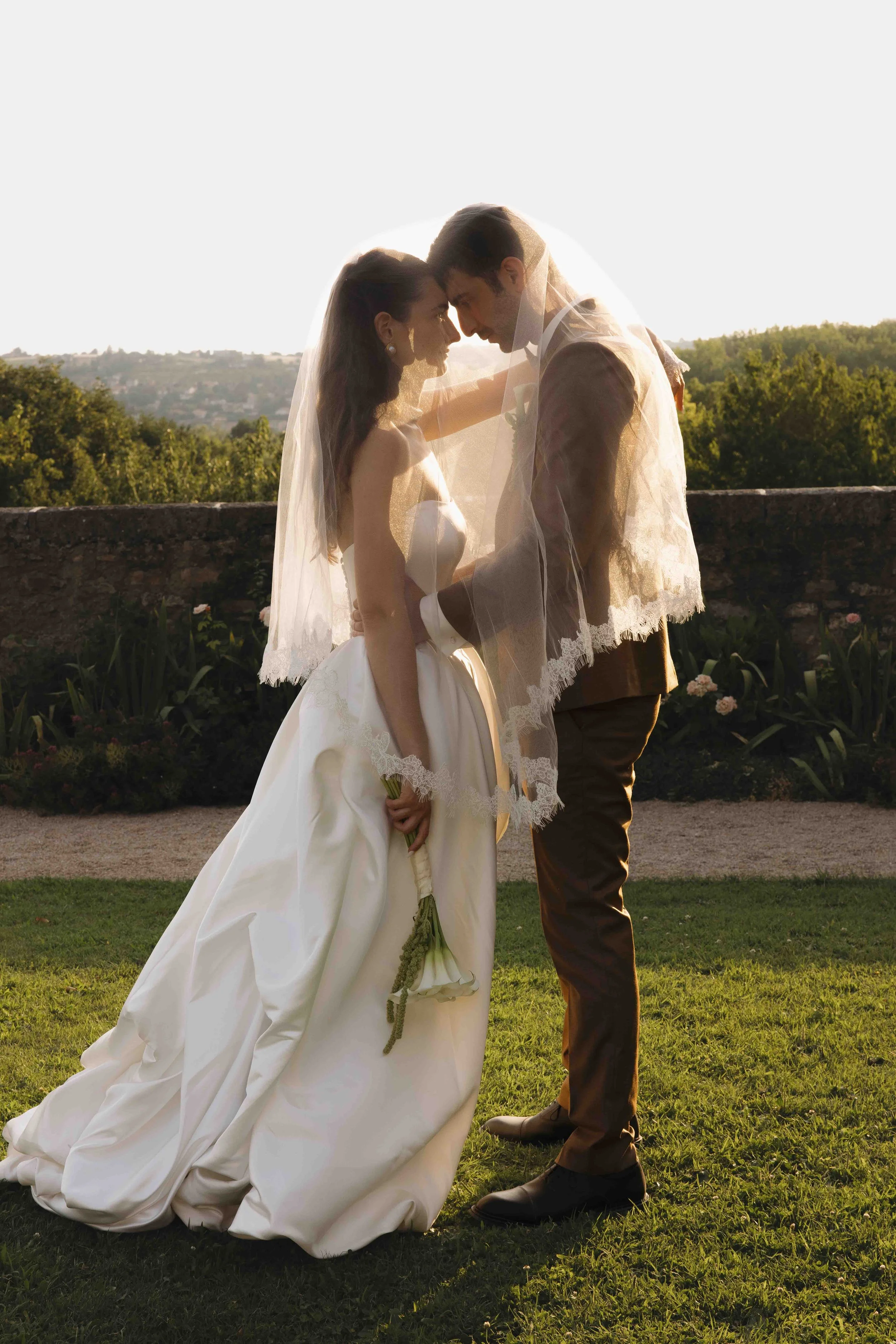 Mariage au chateau de Saint Bernard, mariage beaujolais, photographe mariage lyon, session couple, golden hour 