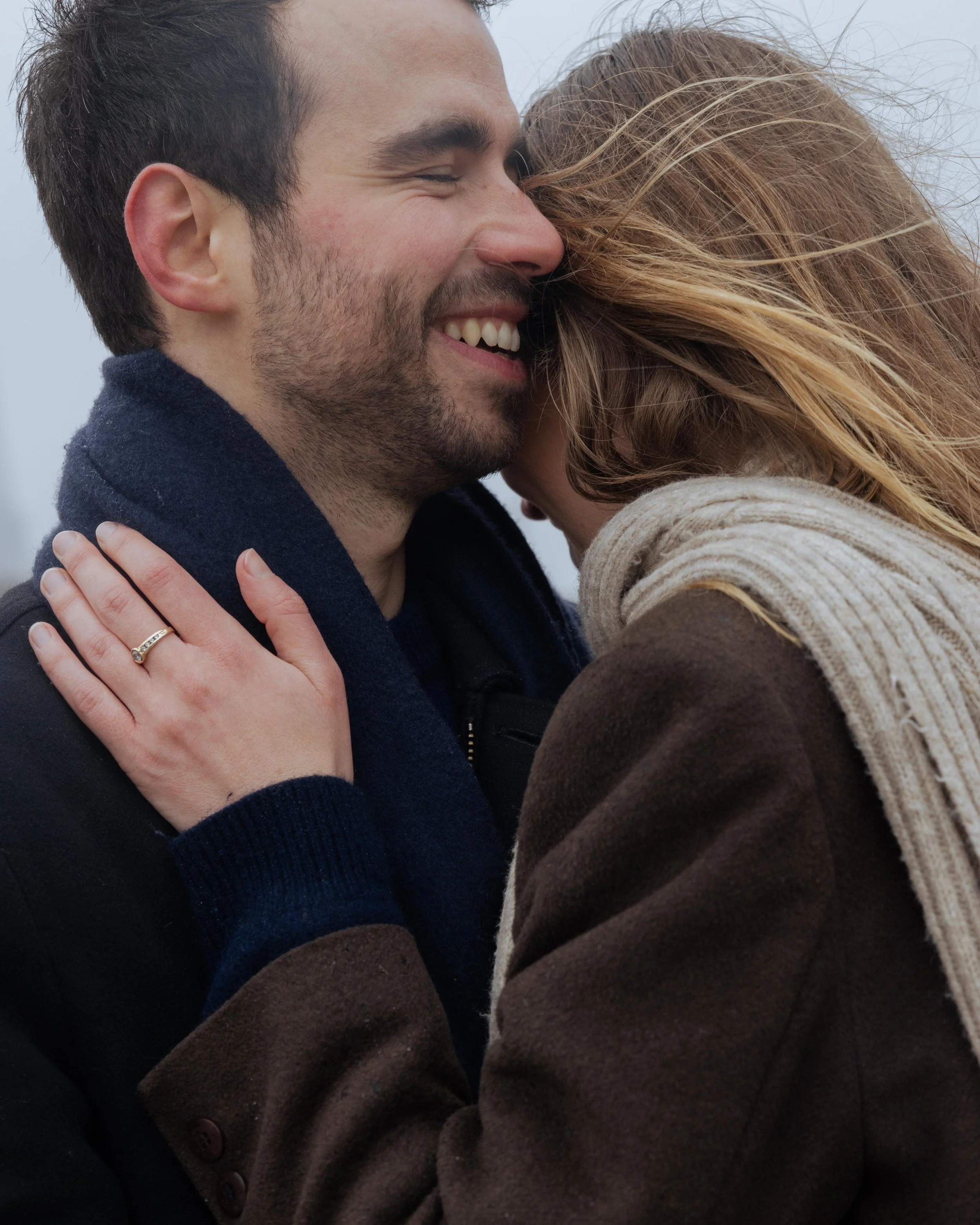 session-couple-paris-louvre-photographe-mariage-jeremy-talens-quai-seine