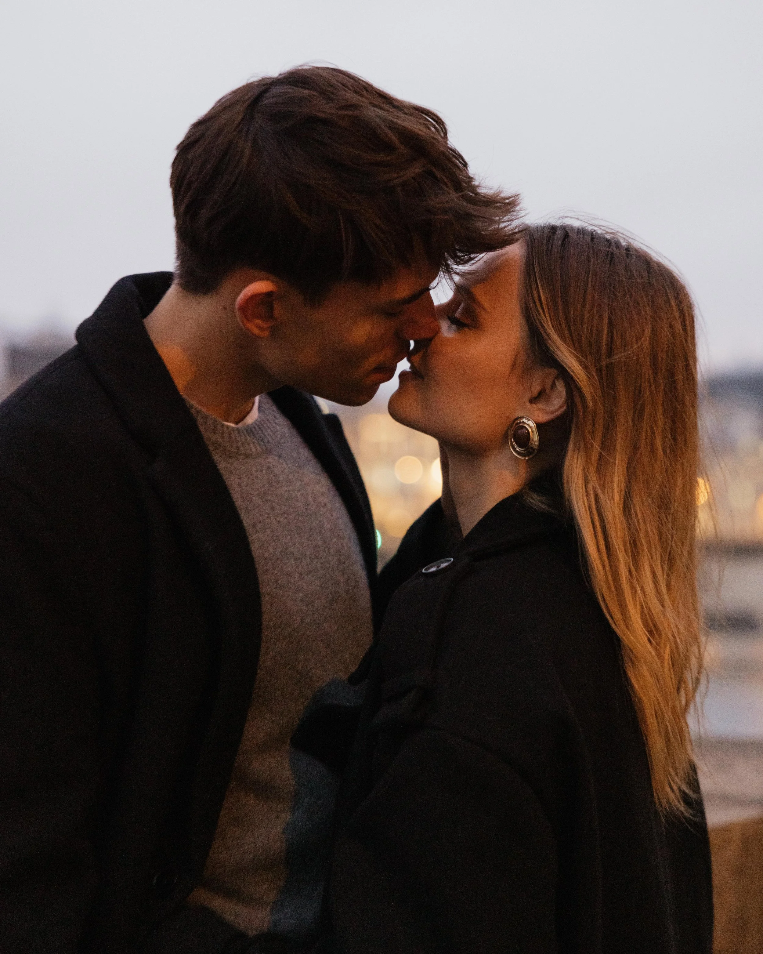 session-couple-paris-louvre-photographe-mariage-jeremy-talens-quai-seine