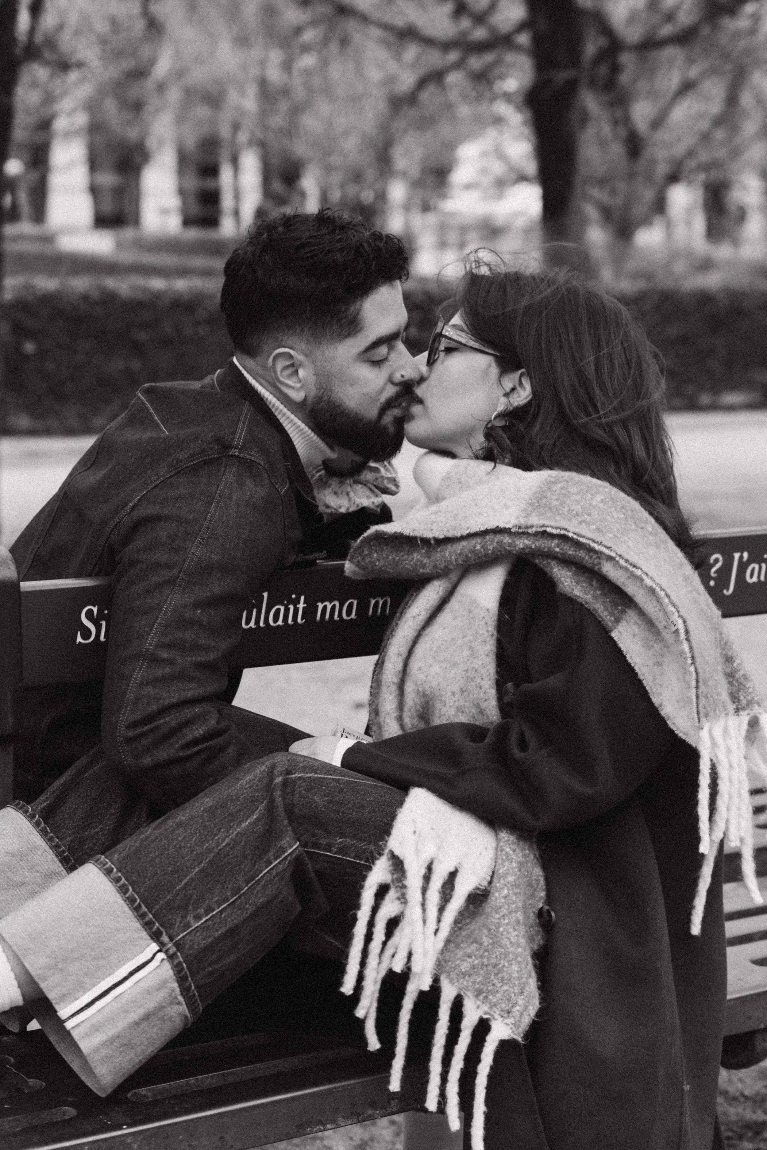 session-couple-paris-louvre-photographe-mariage-jeremy-talens-quai-seine