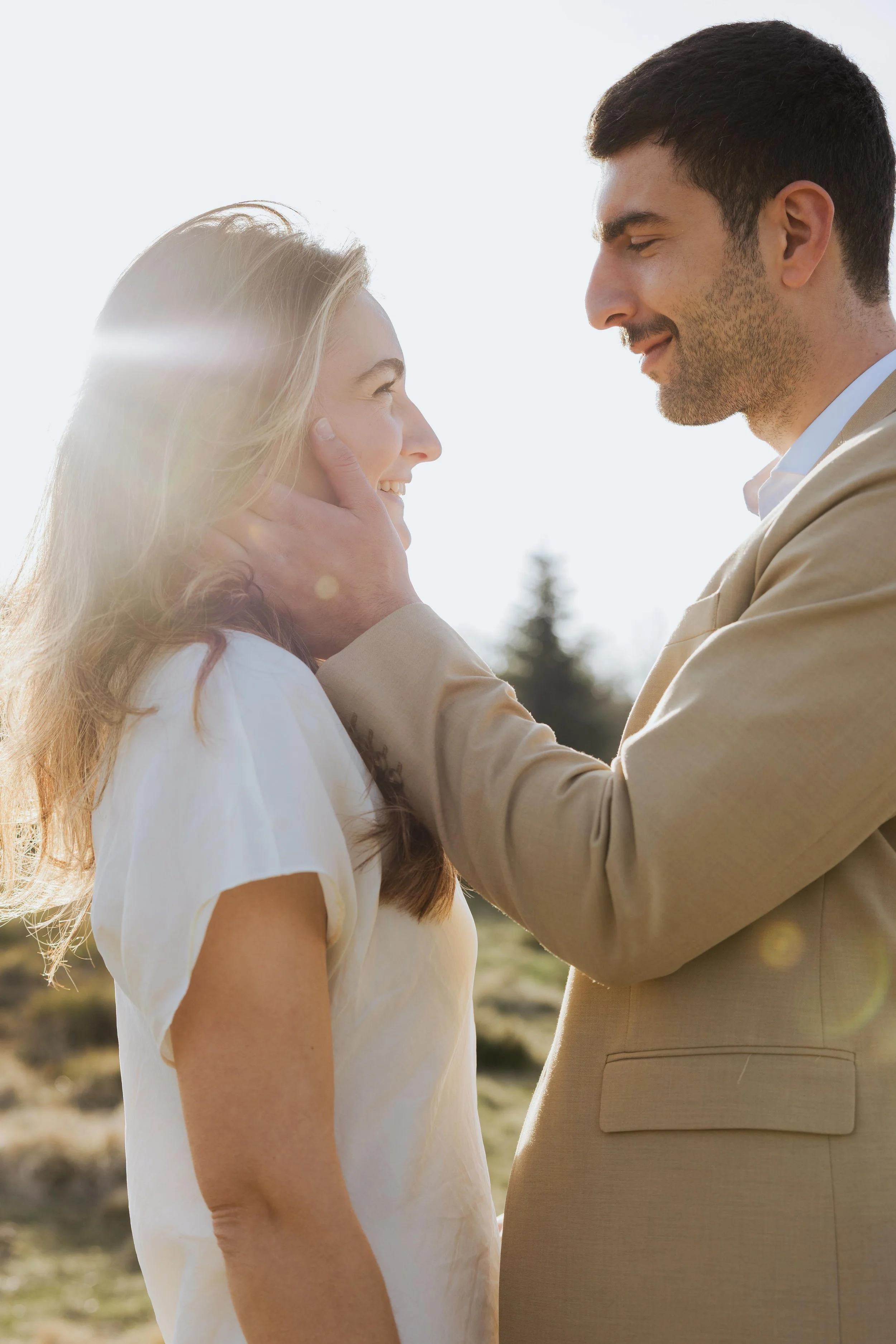 session-engagement-beaujolais-coucher-de-soleil-couple-fiancailles-bague-jeremy-talens