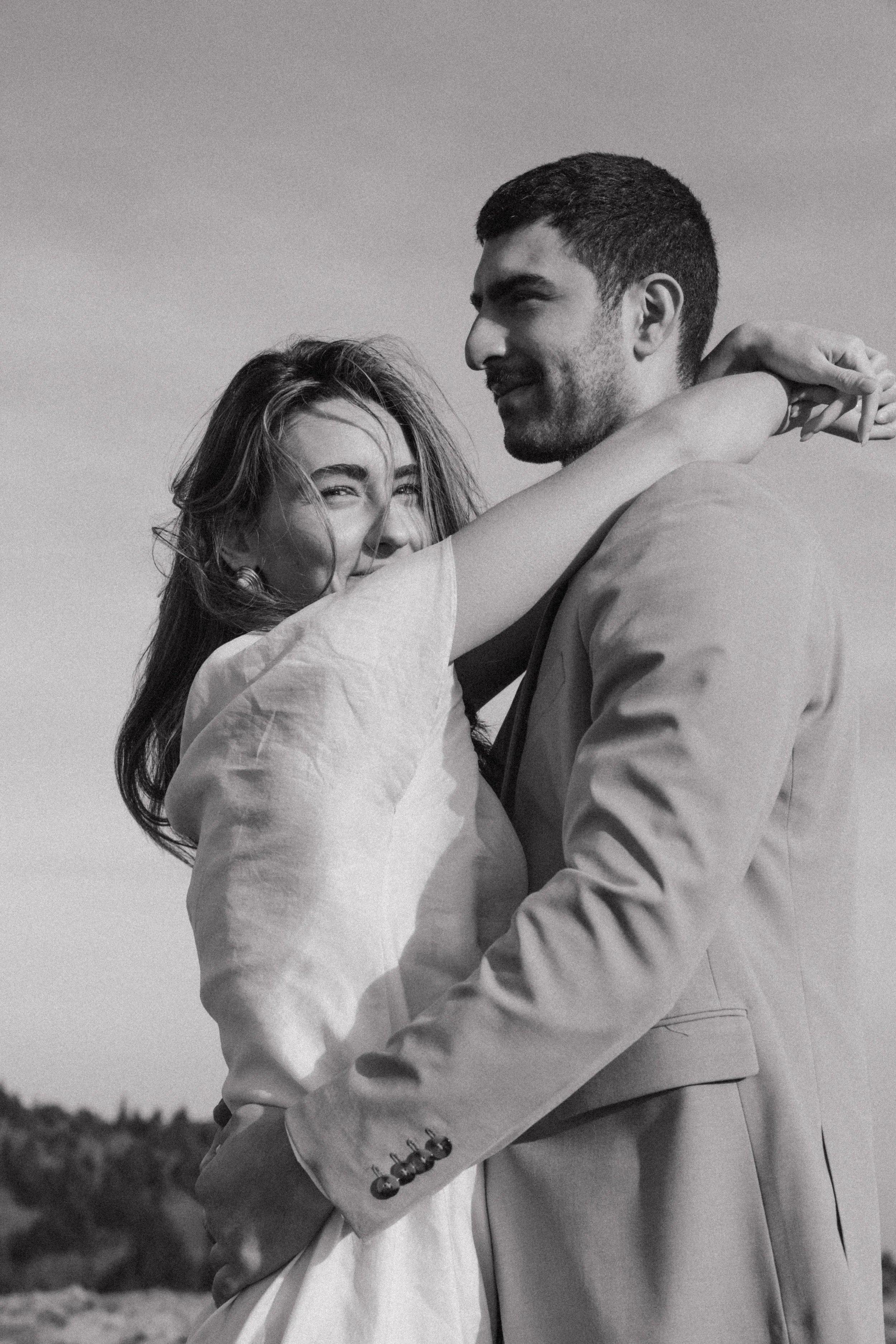 session-engagement-beaujolais-coucher-de-soleil-couple-fiancailles-bague-jeremy-talens