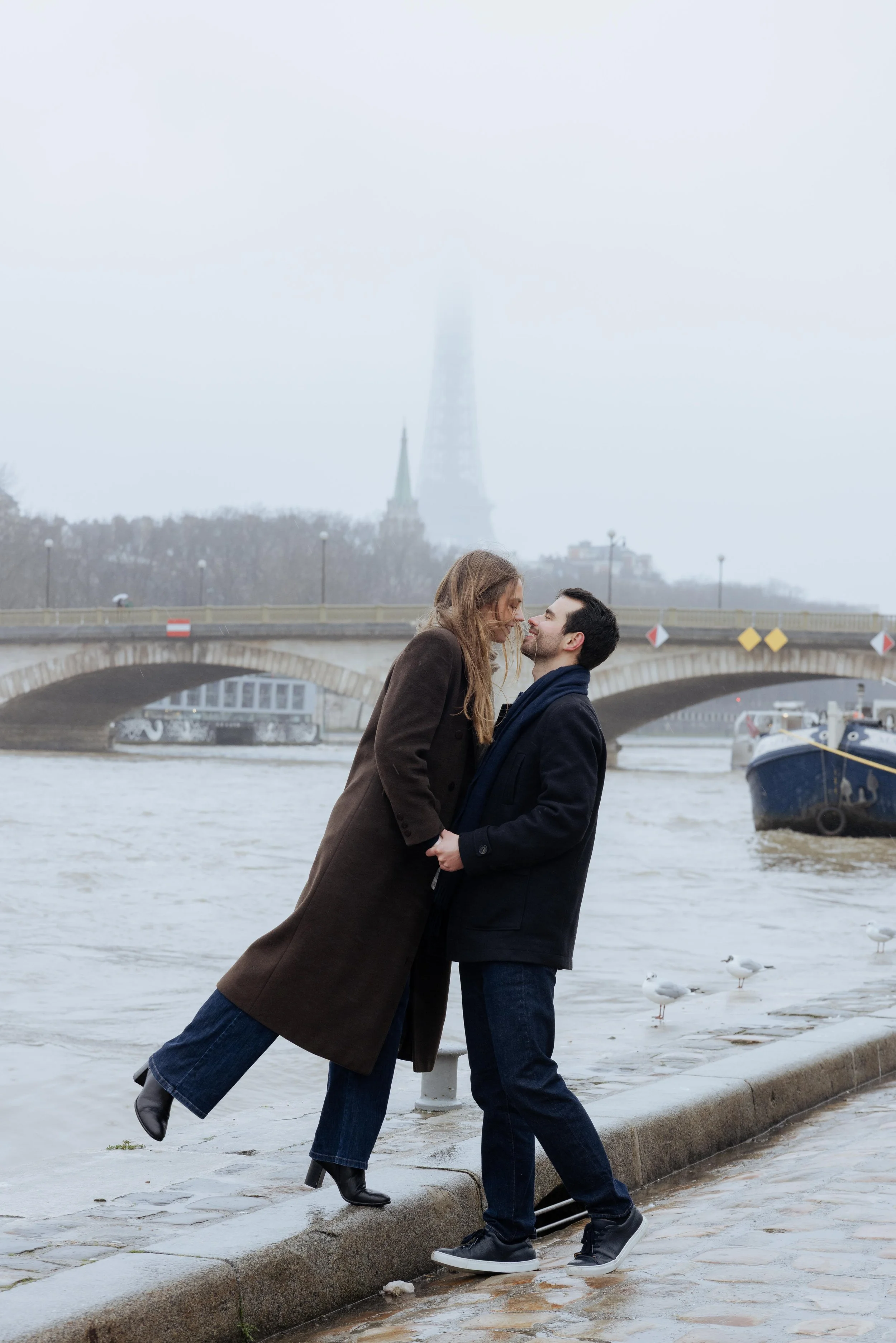 session-couple-paris-louvre-photographe-mariage-jeremy-talens-quai-seine