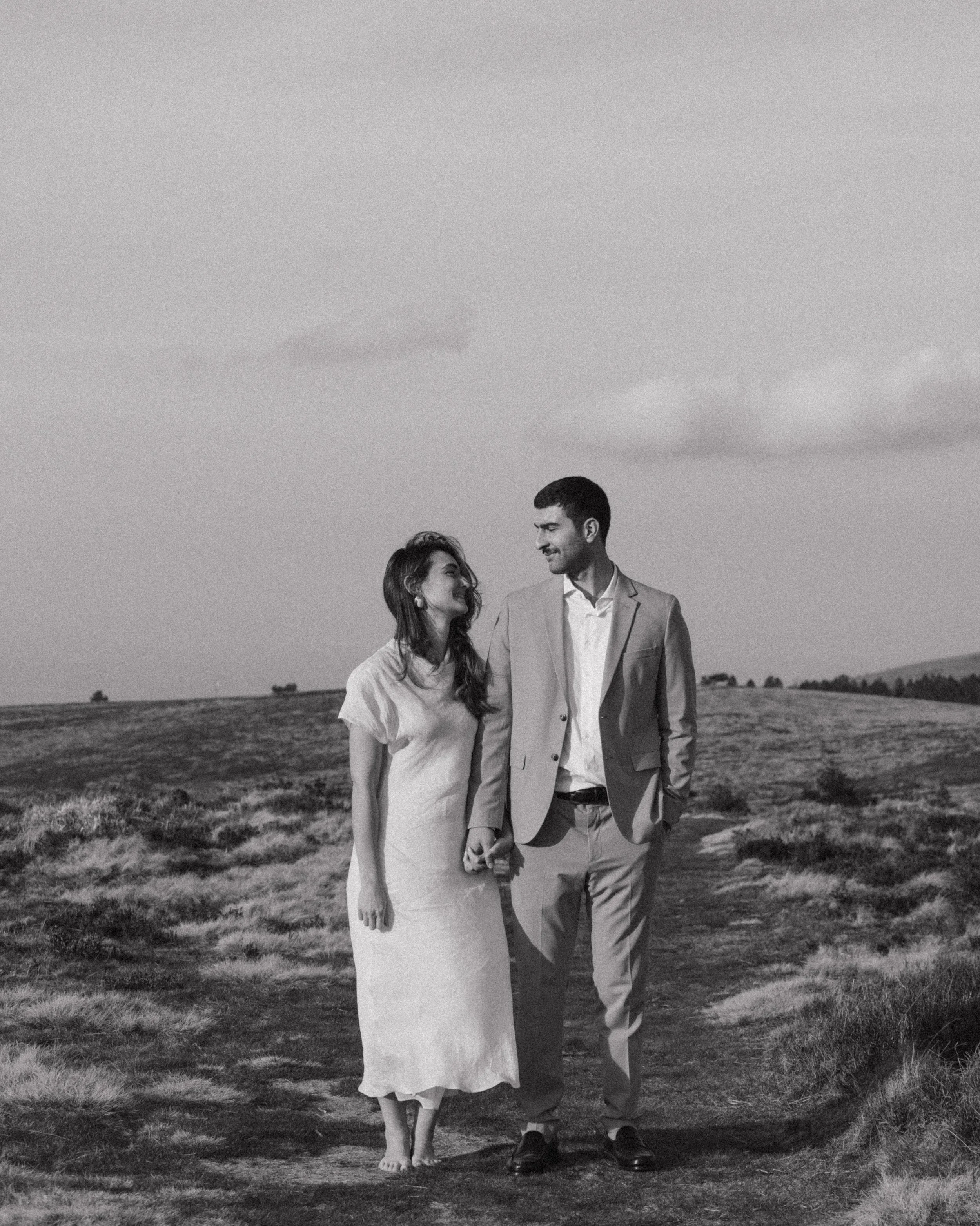 session-engagement-beaujolais-coucher-de-soleil-couple-fiancailles-bague-jeremy-talens