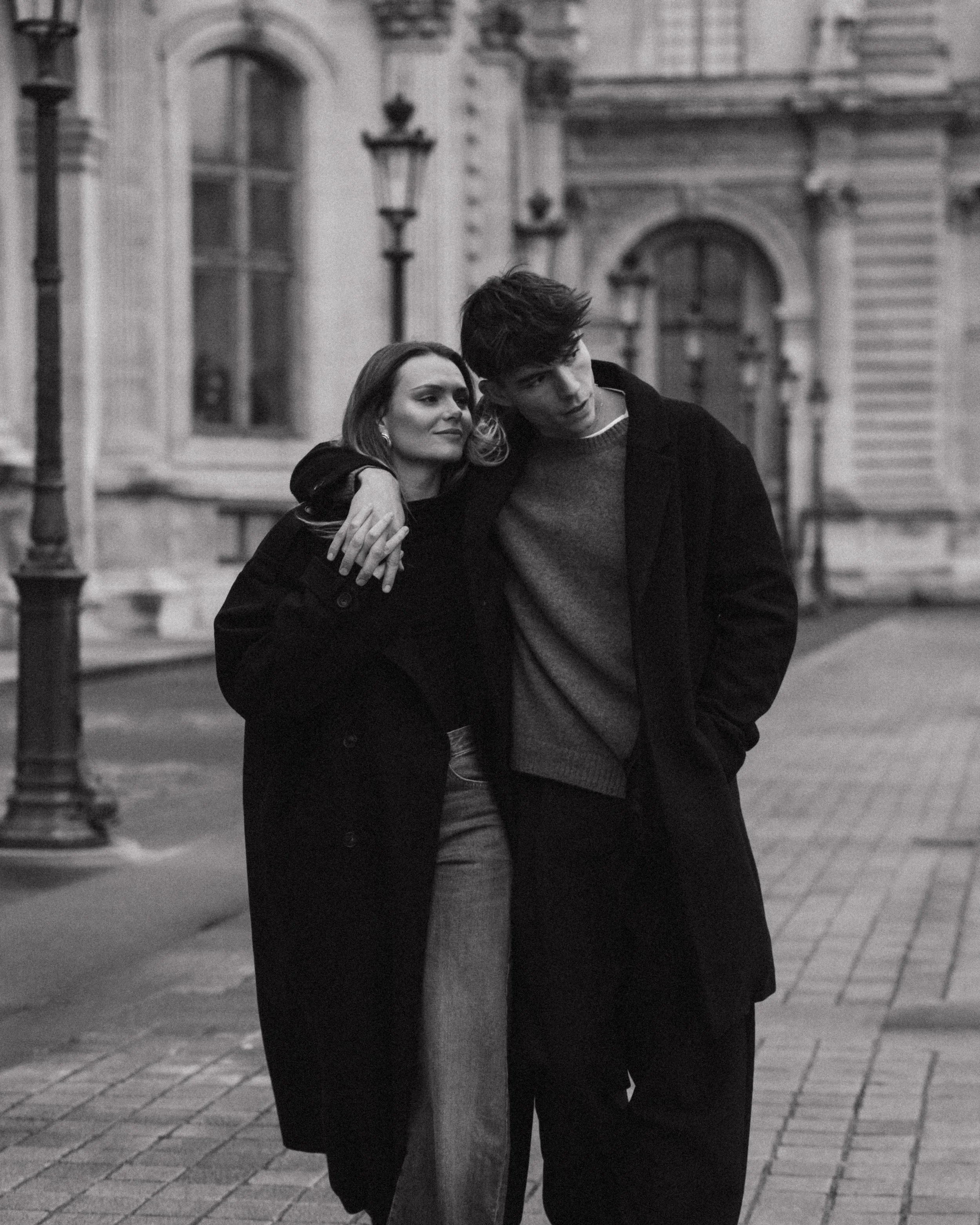 session-couple-paris-louvre-photographe-mariage-jeremy-talens-quai-seine