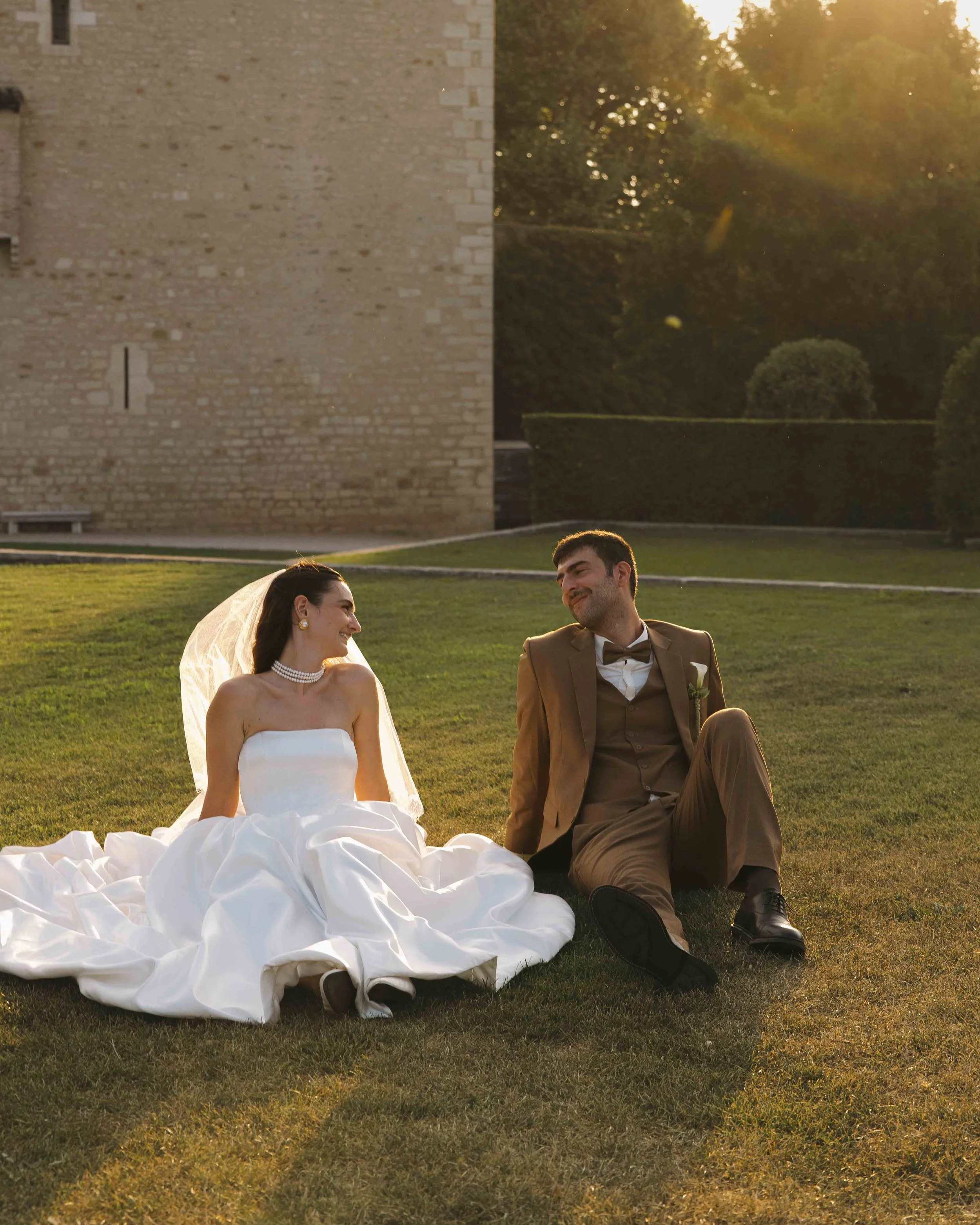 Mariage au chateau de Saint Bernard, mariage beaujolais, photographe mariage lyon, session couple, golden hour 