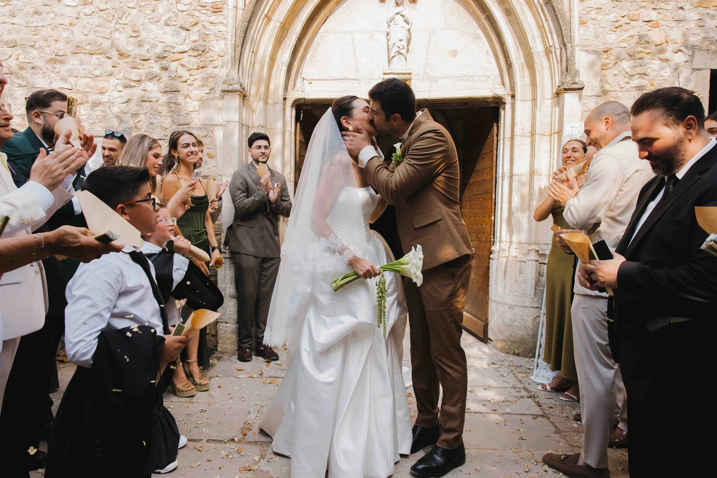 Mariage au chateau de Saint Bernard, mariage beaujolais, photographe mariage lyon, cérémonie religieuse, église de saint bernard 