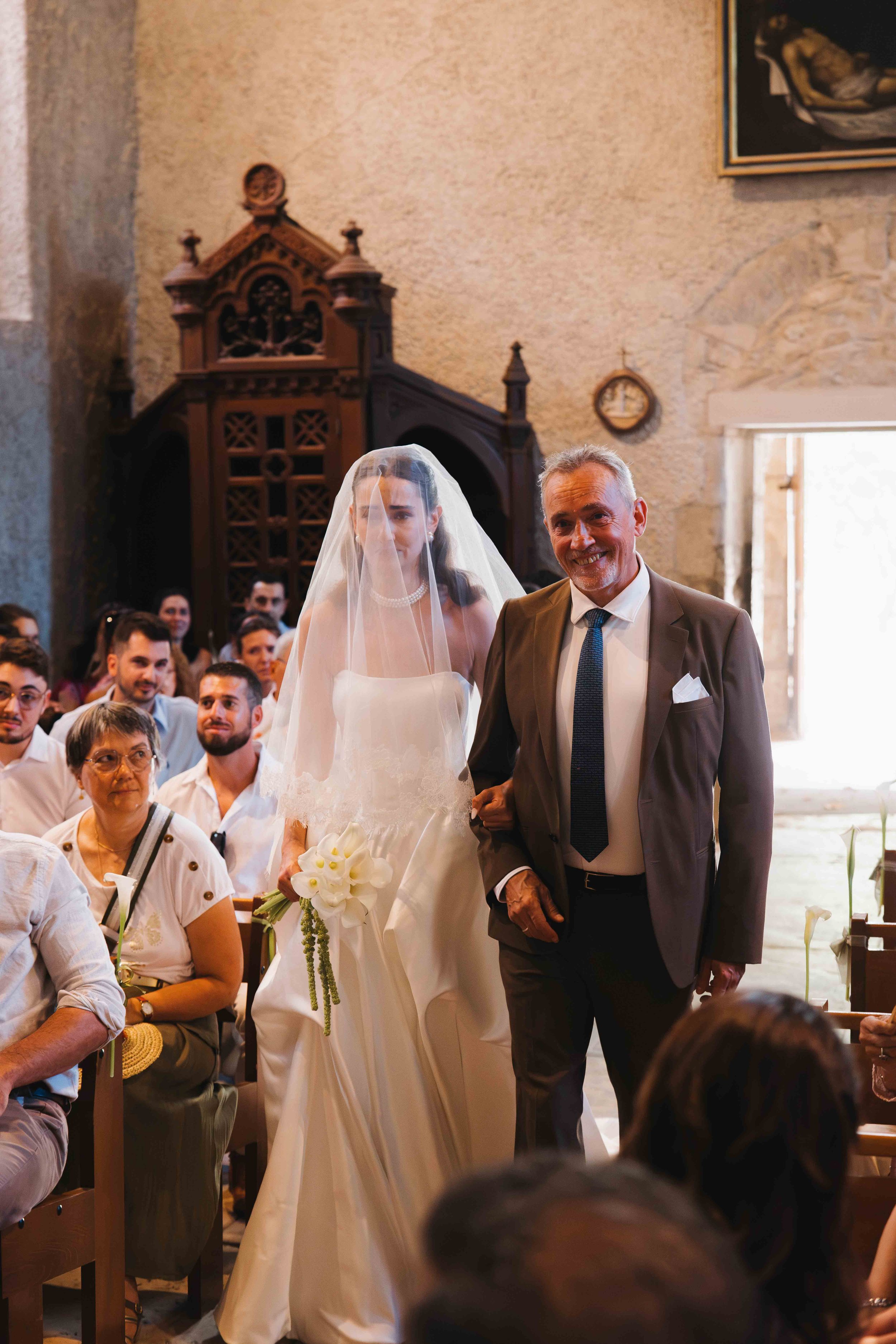 Mariage au chateau de Saint Bernard, mariage beaujolais, photographe mariage lyon, cérémonie religieuse, église de saint bernard 