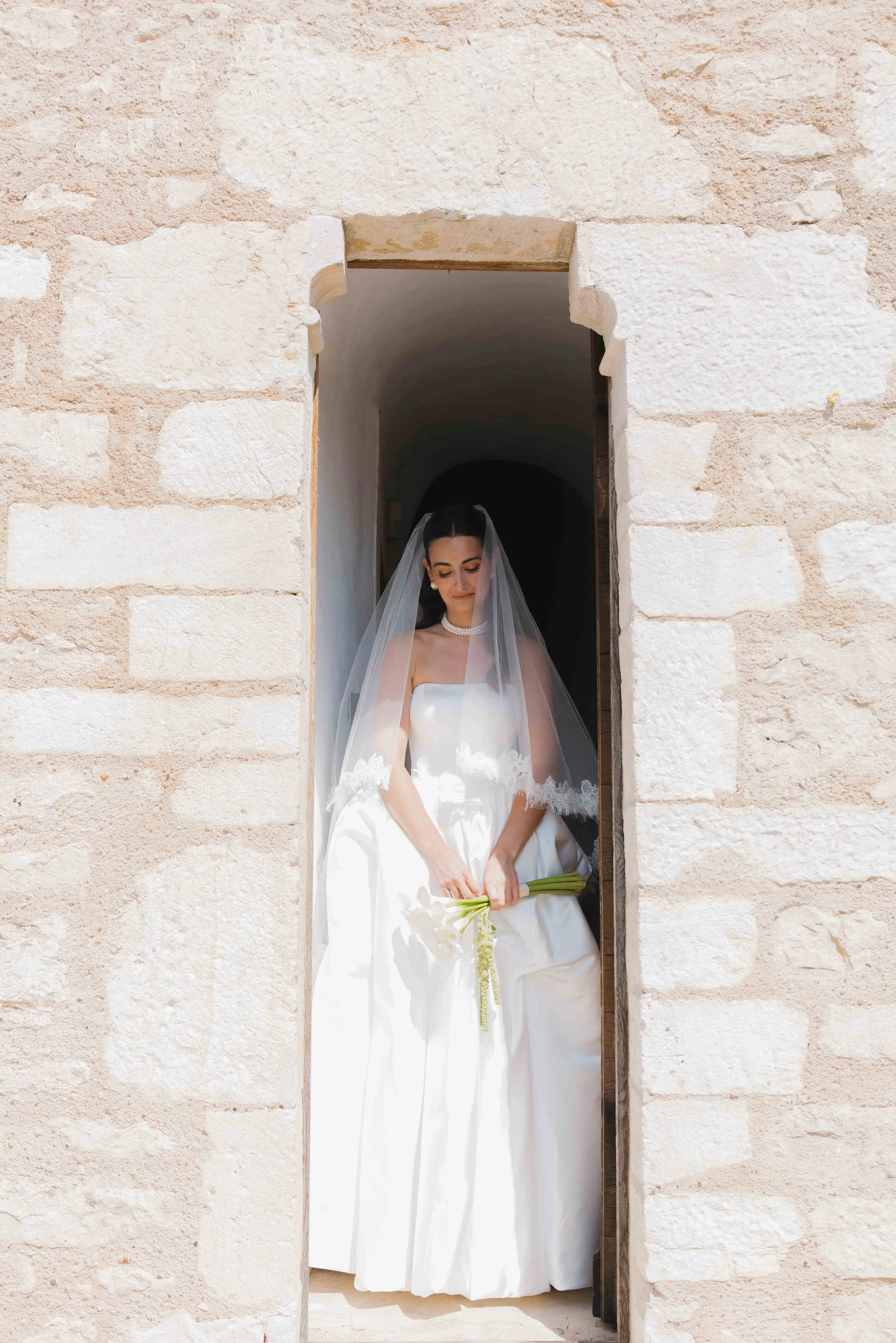Mariage au chateau de Saint Bernard, mariage beaujolais, photographe mariage lyon, préparatifs de la mariée, robe de la mariée.