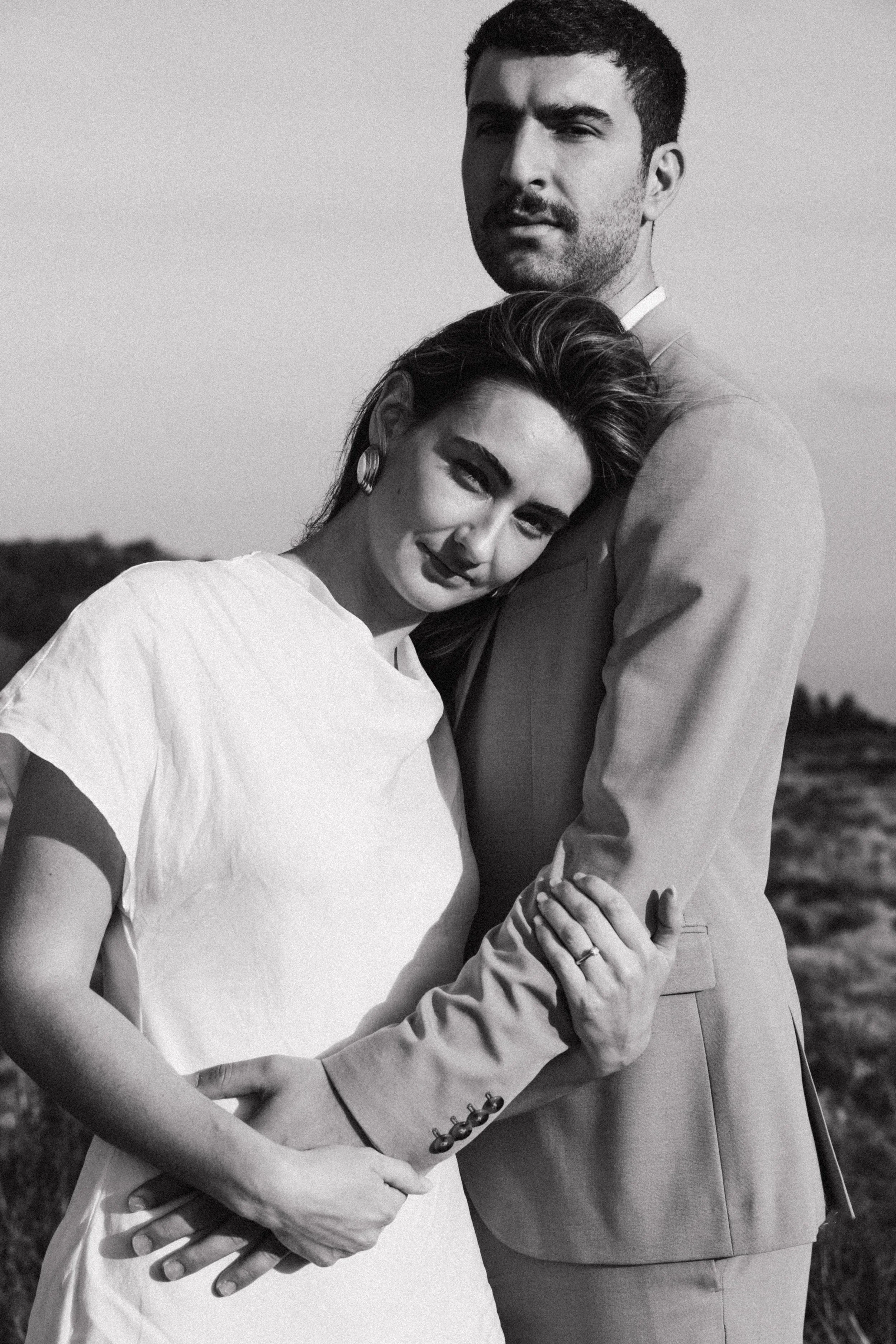 session-engagement-beaujolais-coucher-de-soleil-couple-fiancailles-bague-jeremy-talens