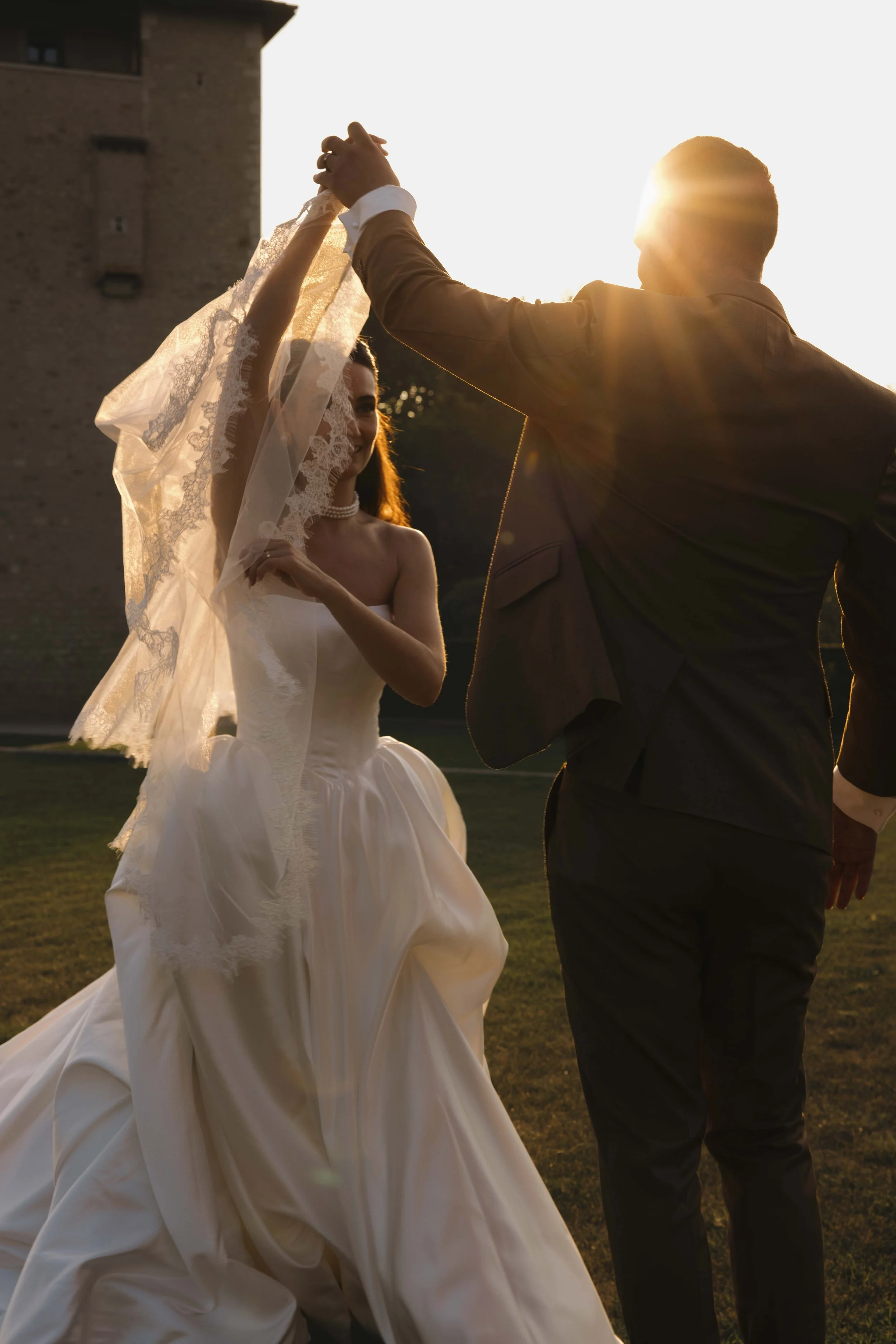 Mariage au chateau de Saint Bernard, mariage beaujolais, photographe mariage lyon, session couple, golden hour 