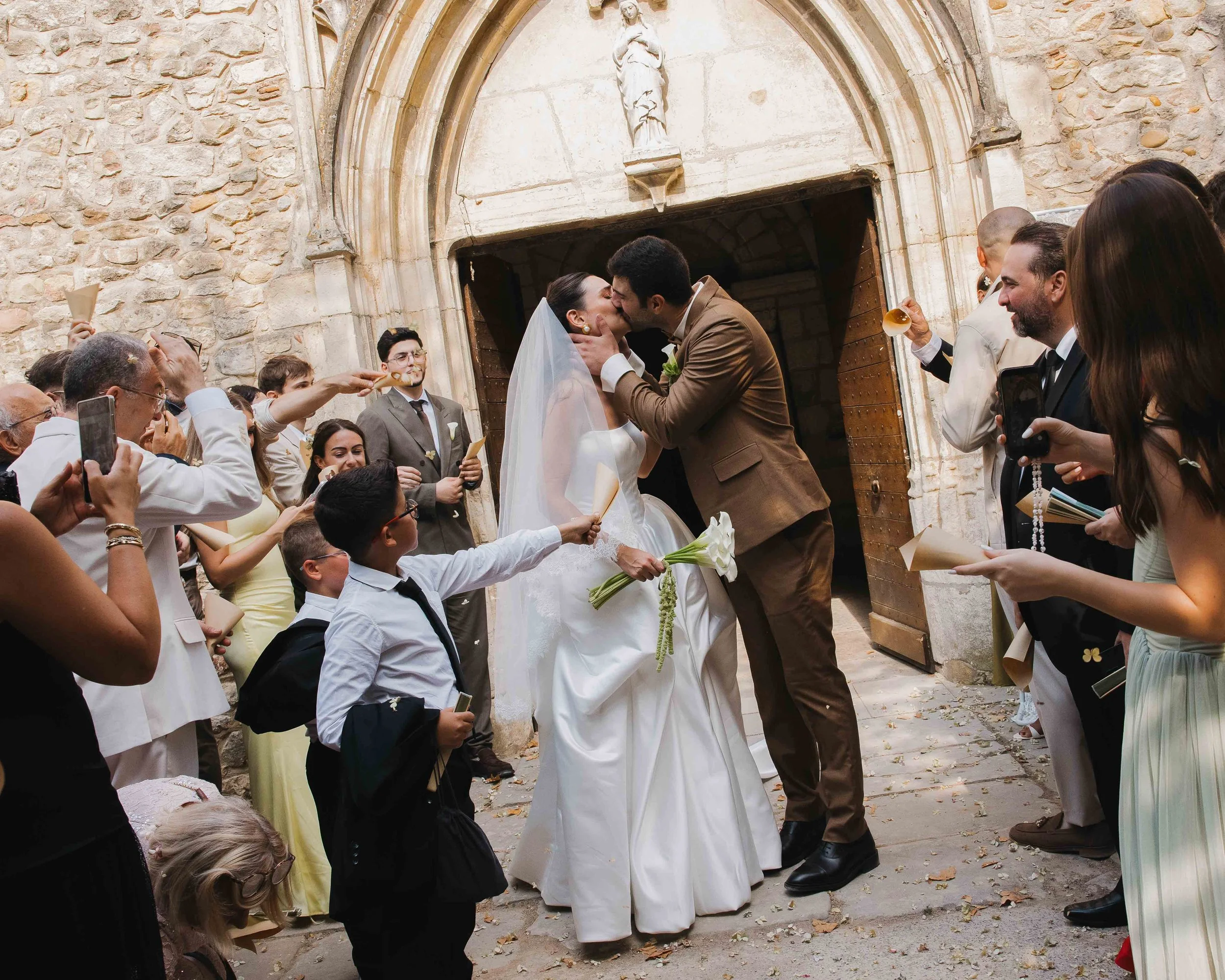Mariage au chateau de Saint Bernard, mariage beaujolais, photographe mariage lyon, cérémonie religieuse, église de saint bernard 