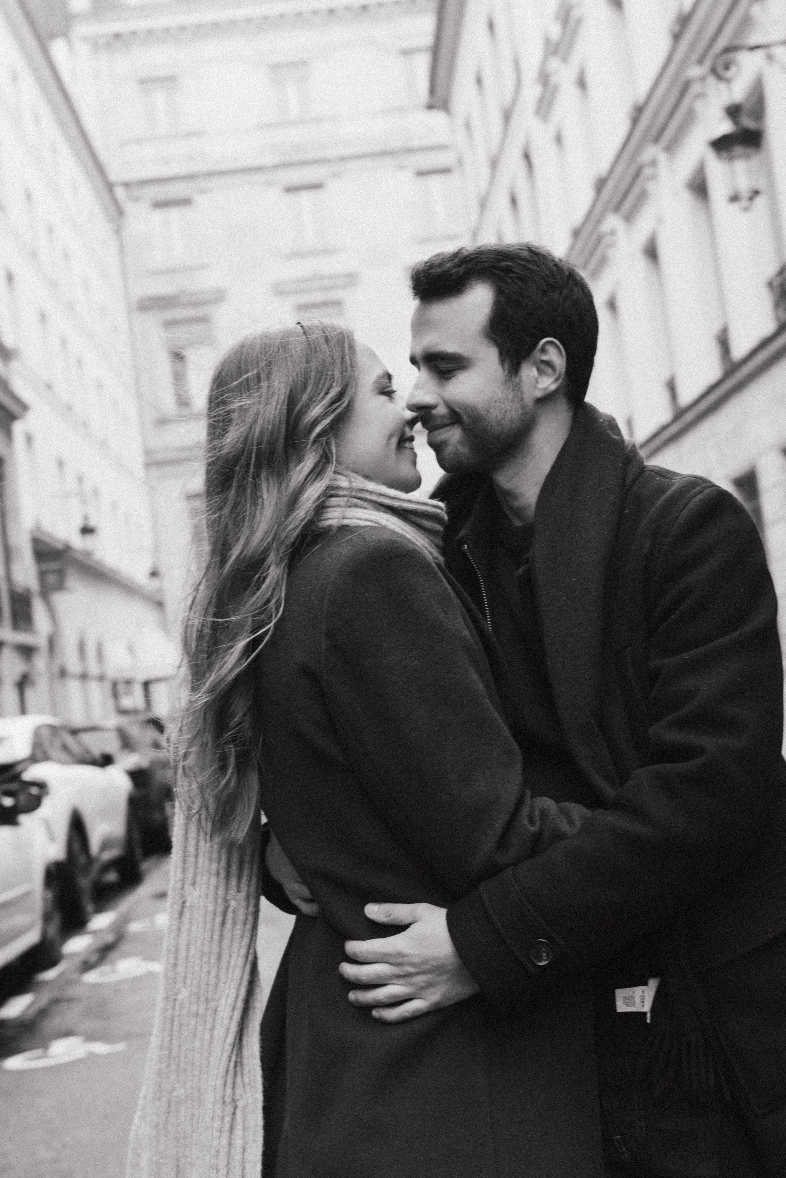 session-couple-paris-louvre-photographe-mariage-jeremy-talens-quai-seine