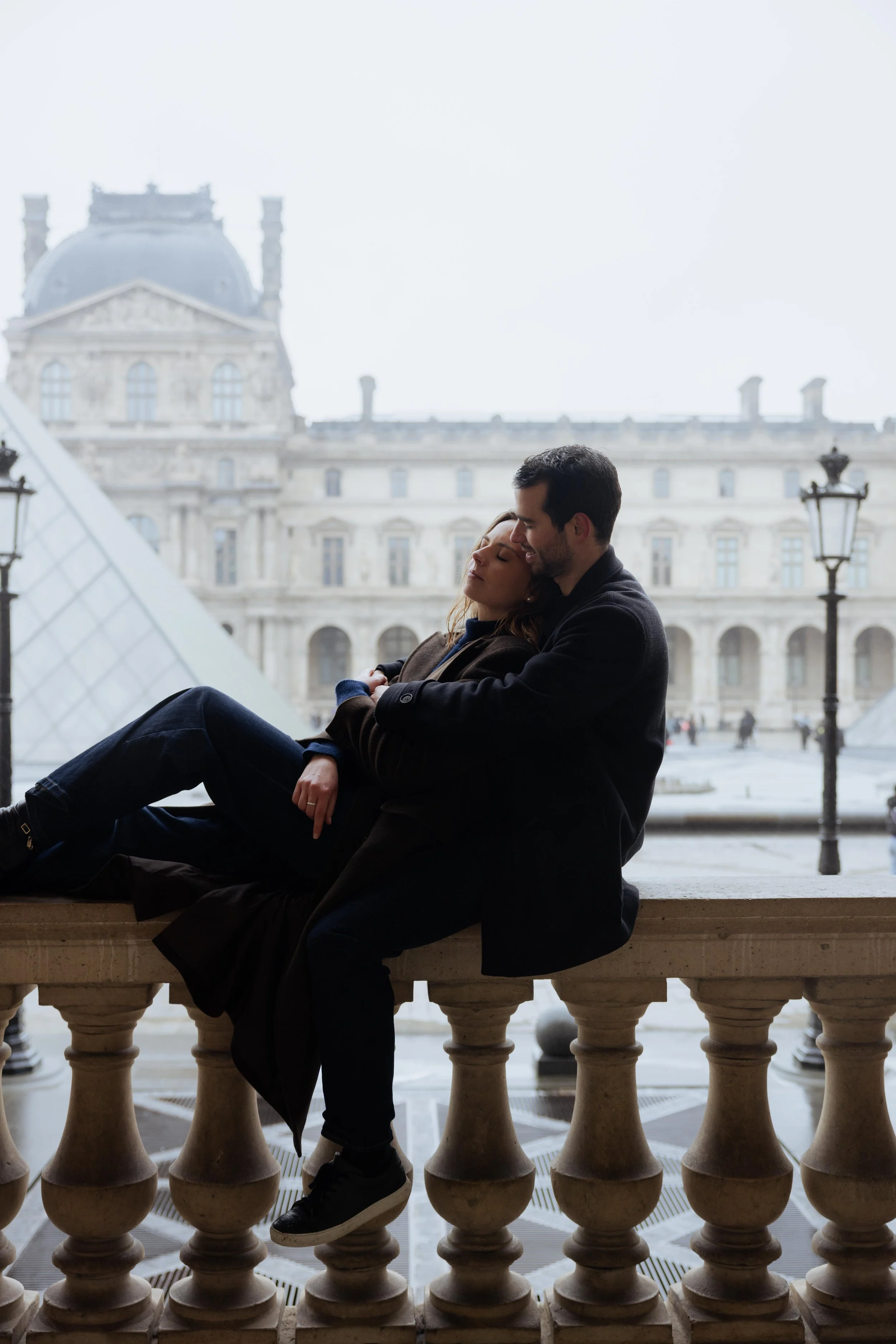 session-couple-paris-louvre-photographe-mariage-jeremy-talens-quai-seine