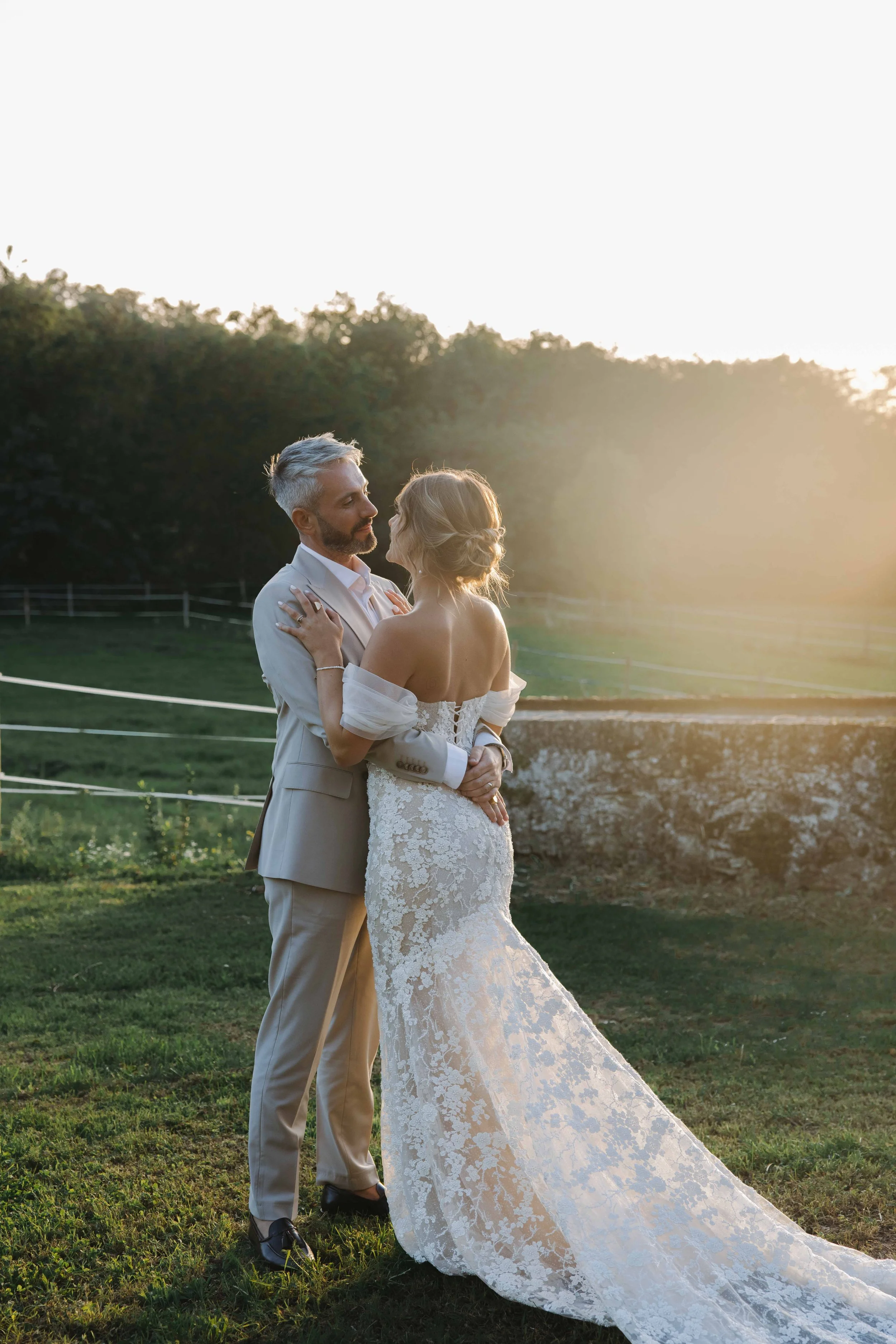 couple-marie-coucher-de-soleil-la-ferme-du-rocher-isere