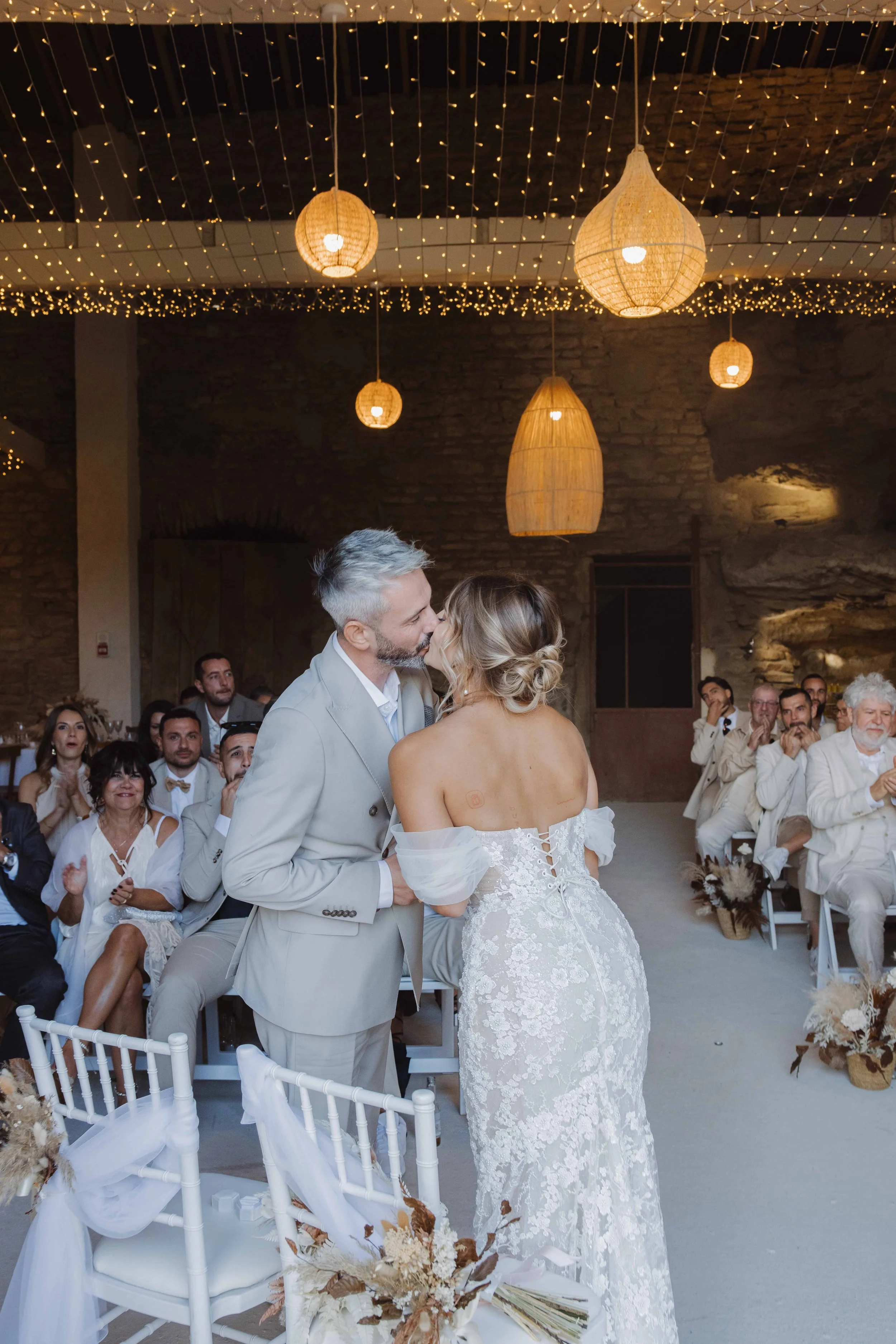 couple-marie-coucher-de-soleil-la-ferme-du-rocher-isere-ceremonie-laique