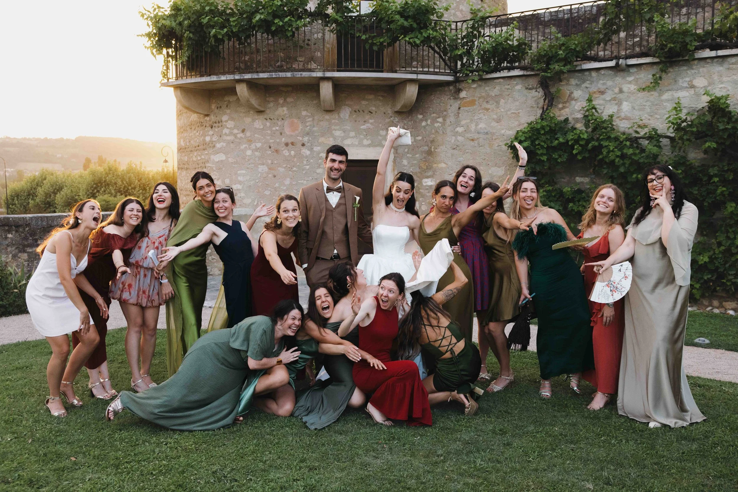 Mariage au chateau de Saint Bernard, mariage beaujolais, photographe mariage lyon, cocktail et invités.