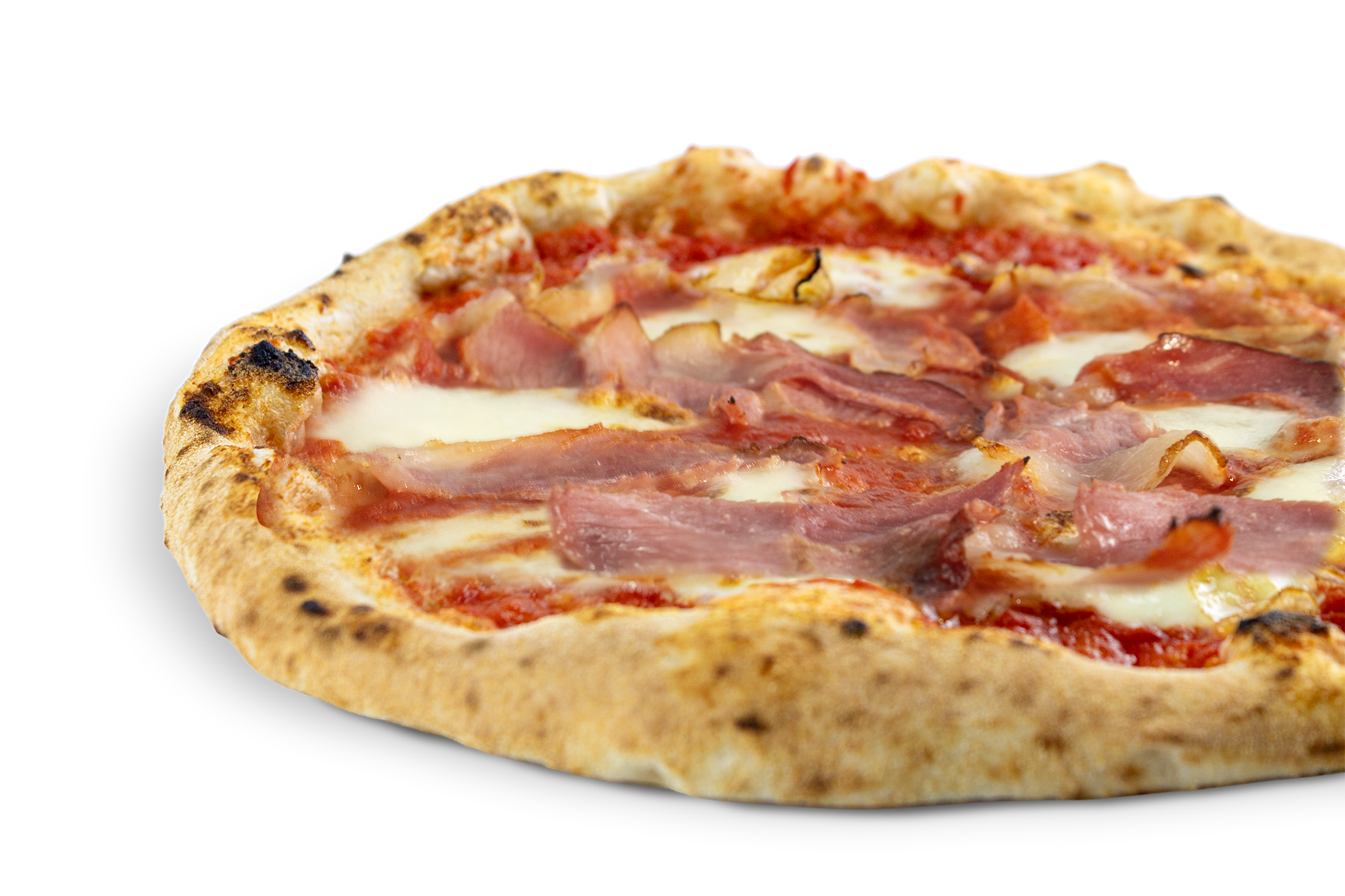 Pizza de forma oval com borda dourada, coberta com queijo, presunto e molho de tomate, contra fundo preto.