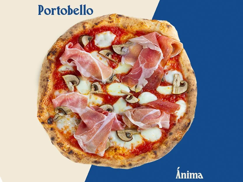Pizza com queijo, presunto, cogumelos, tomate e molho, sobre fundo dividido entre creme e azul, com as palavras 'Portobello' e 'Ânimo'.