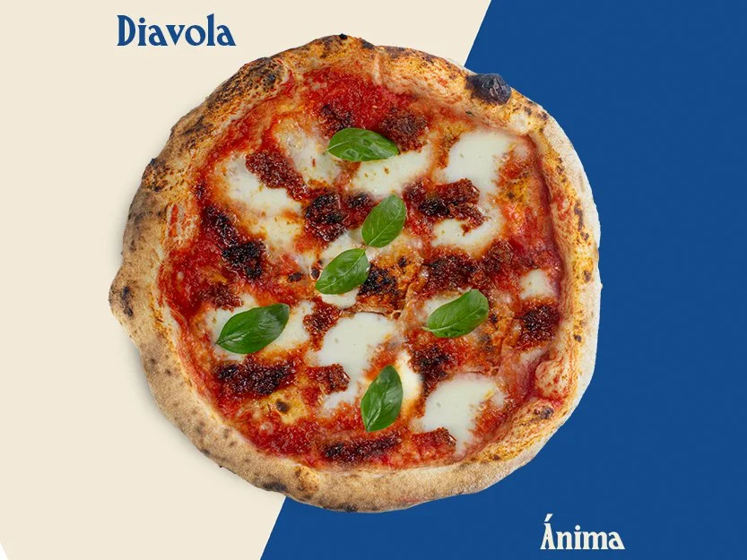 Pizza margherita com molho de tomate, queijo e folhas de manjericão, sobre fundo dividido em branco e azul, com textos 'Diavola' e 'Ânima'.