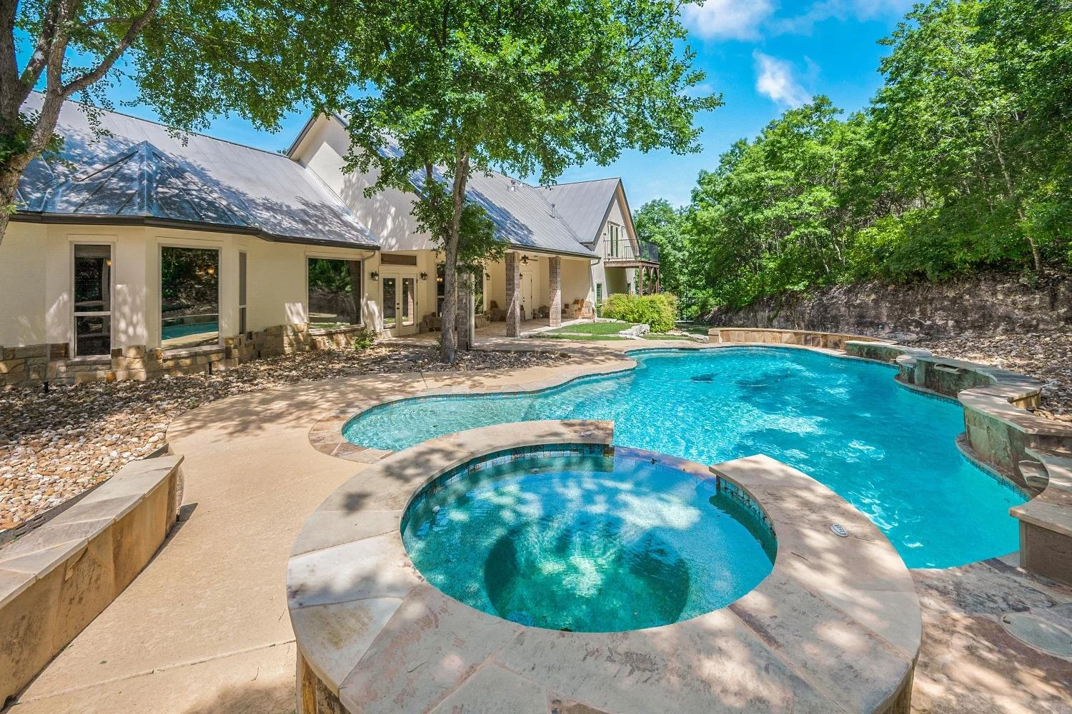 Luxury backyard pool and spa by Luck Lagoons.jpg